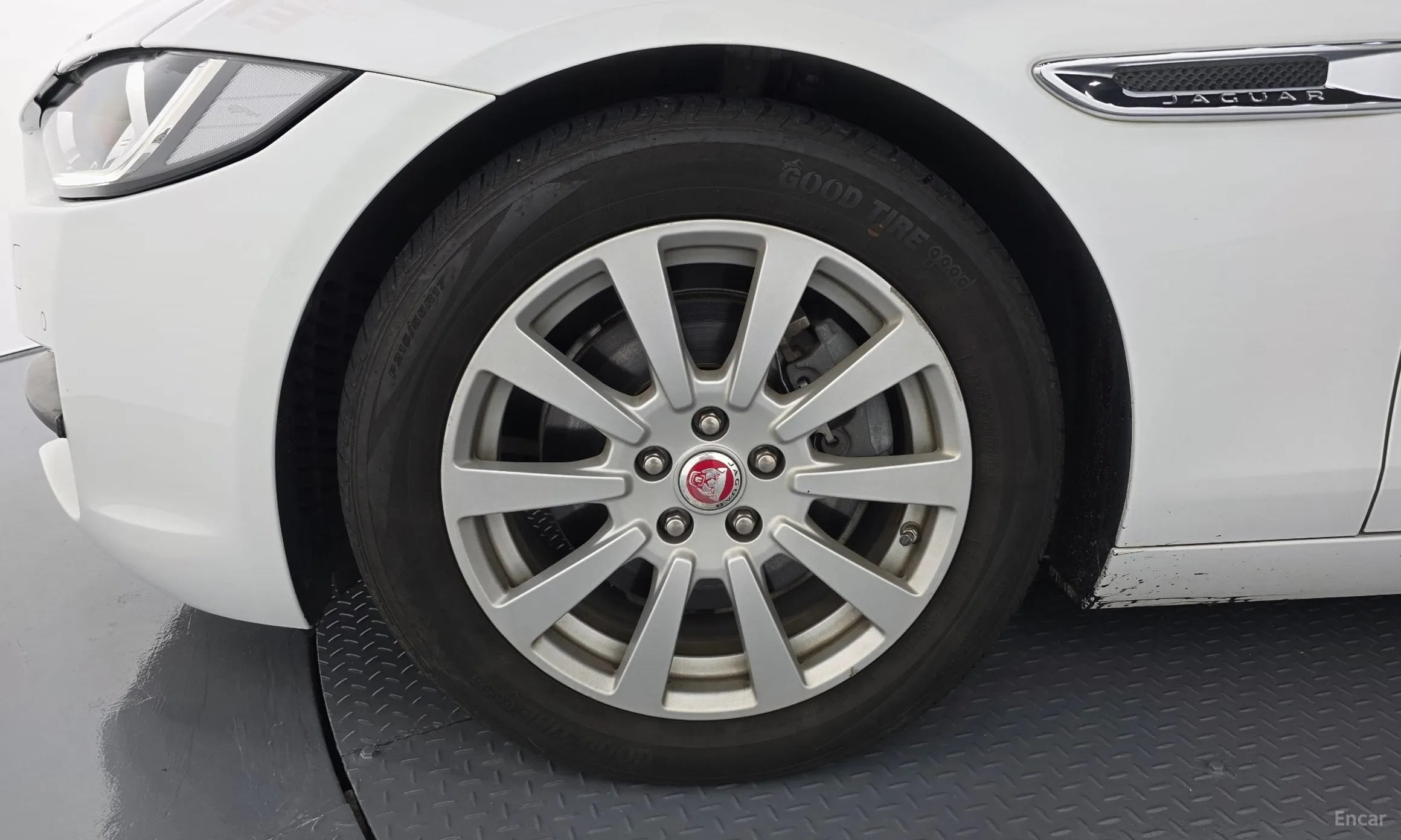 Jaguar XE превью 5
