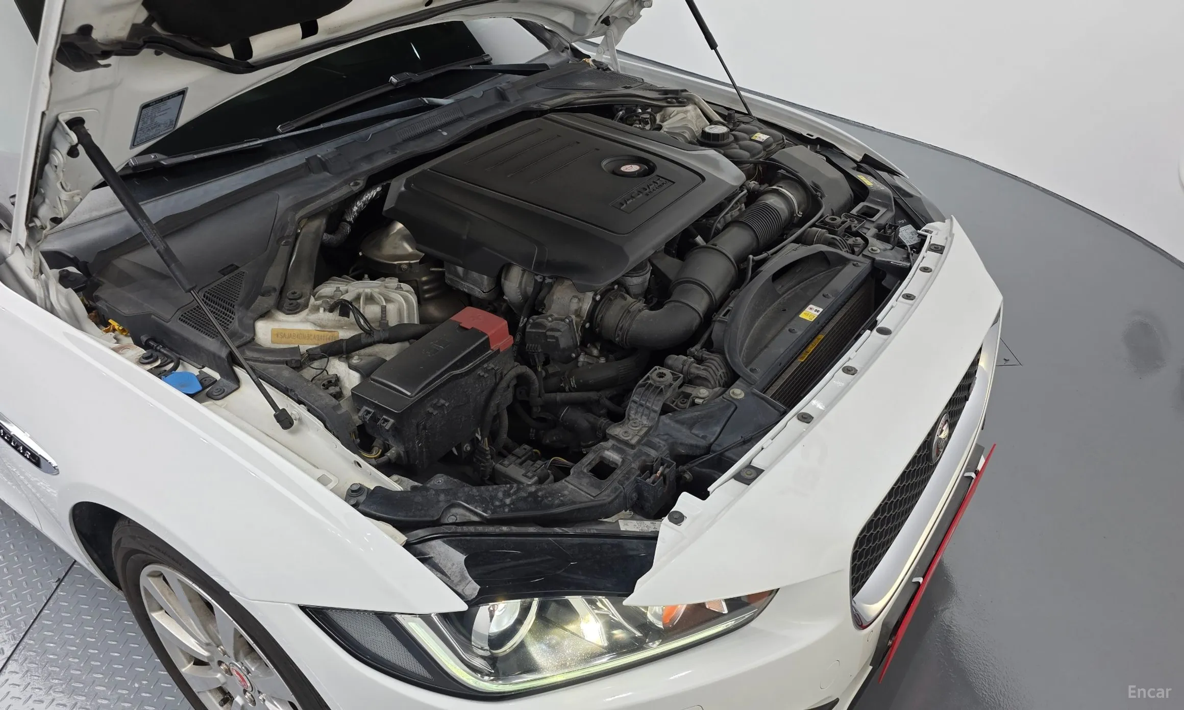 Jaguar XE превью 6