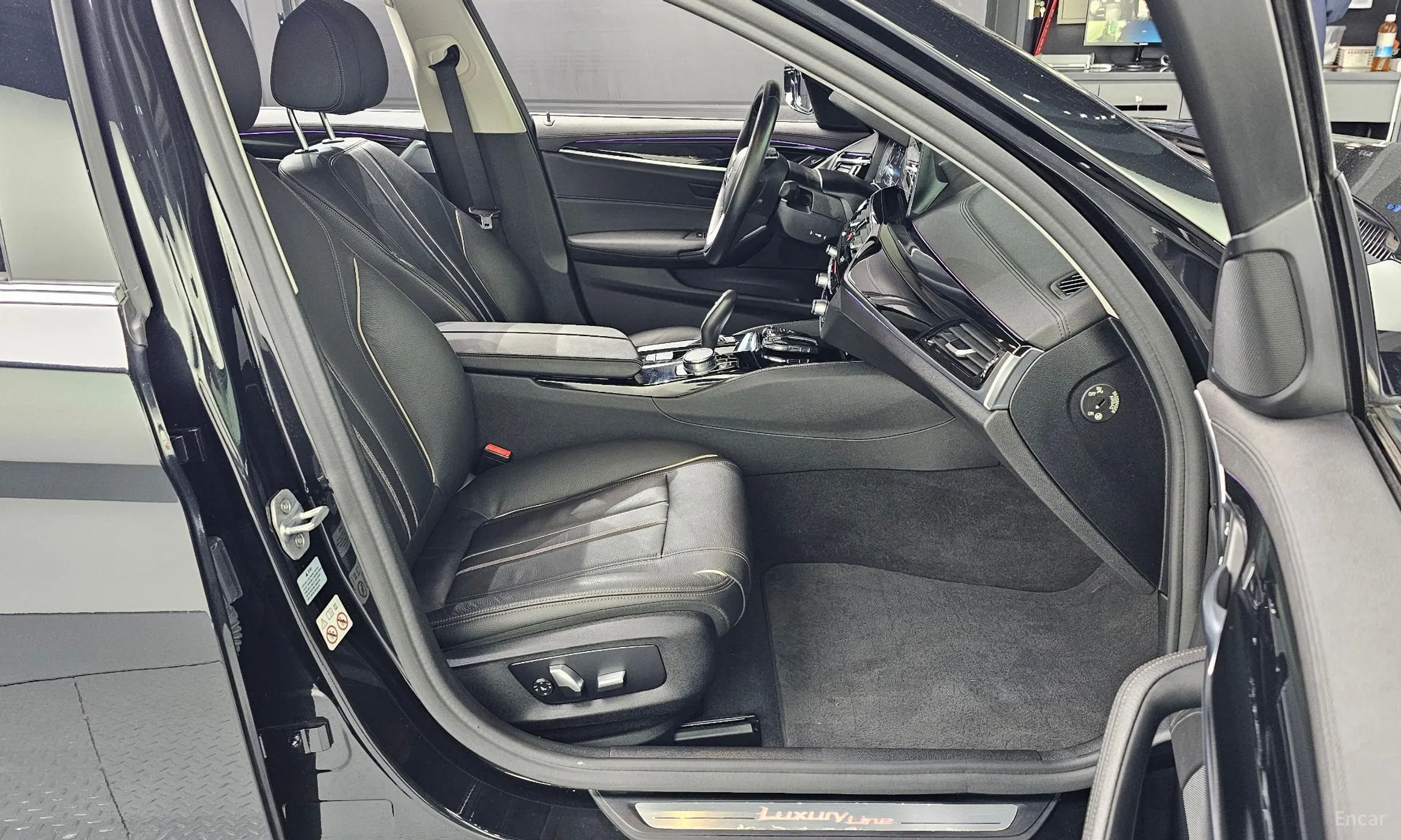 BMW 5 Series (G30) превью 12