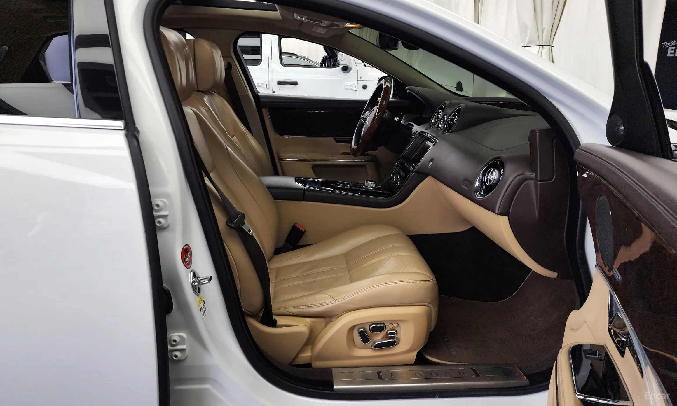 Jaguar All New XJ превью 11
