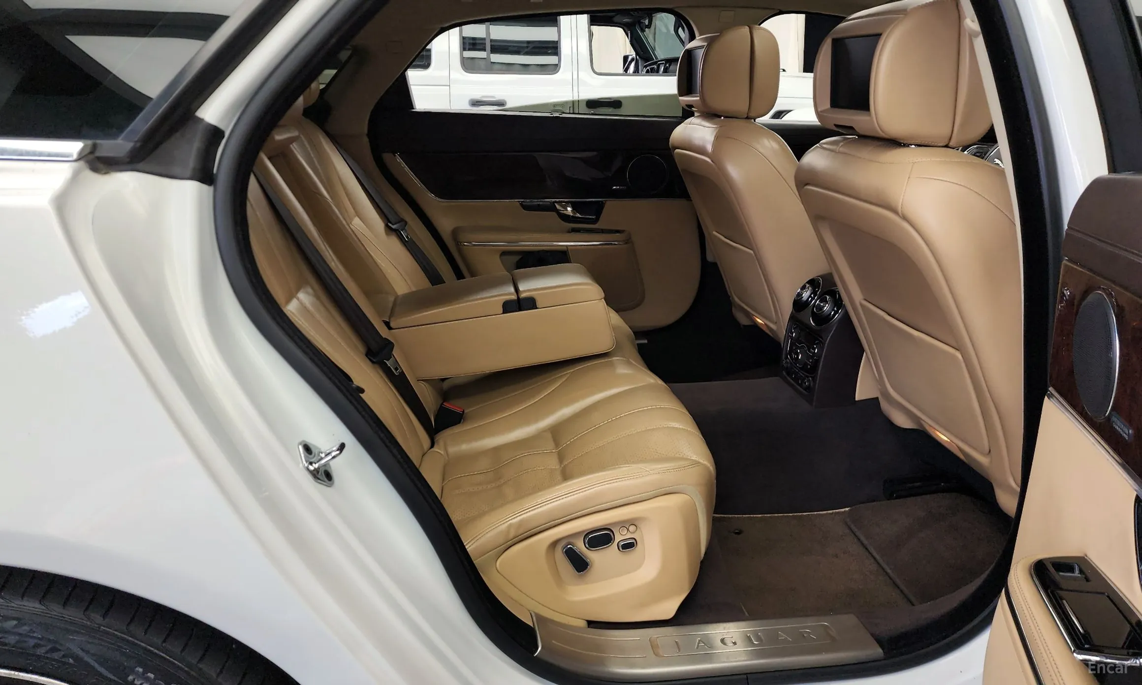 Jaguar All New XJ превью 12