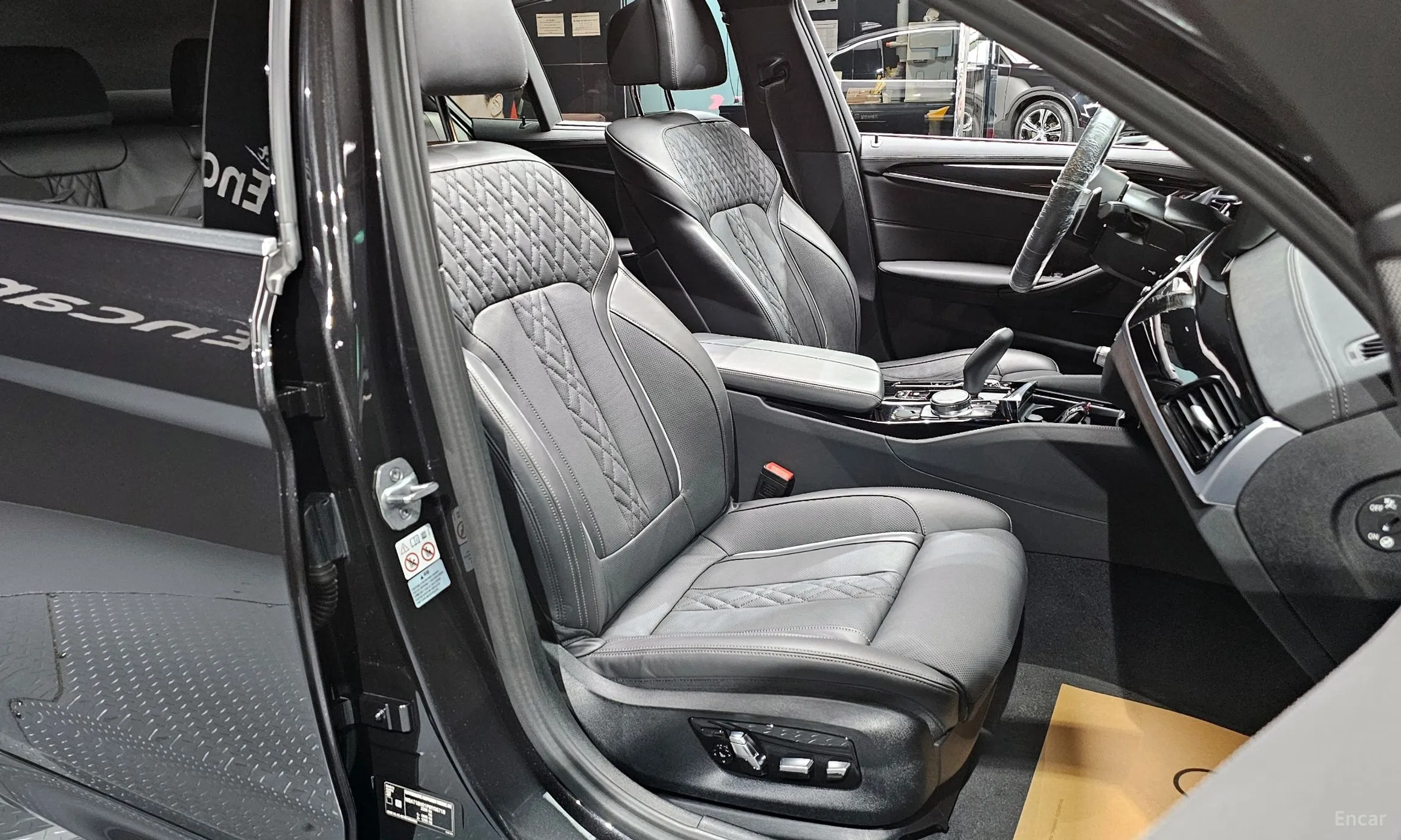 BMW 5 Series (G30) превью 10