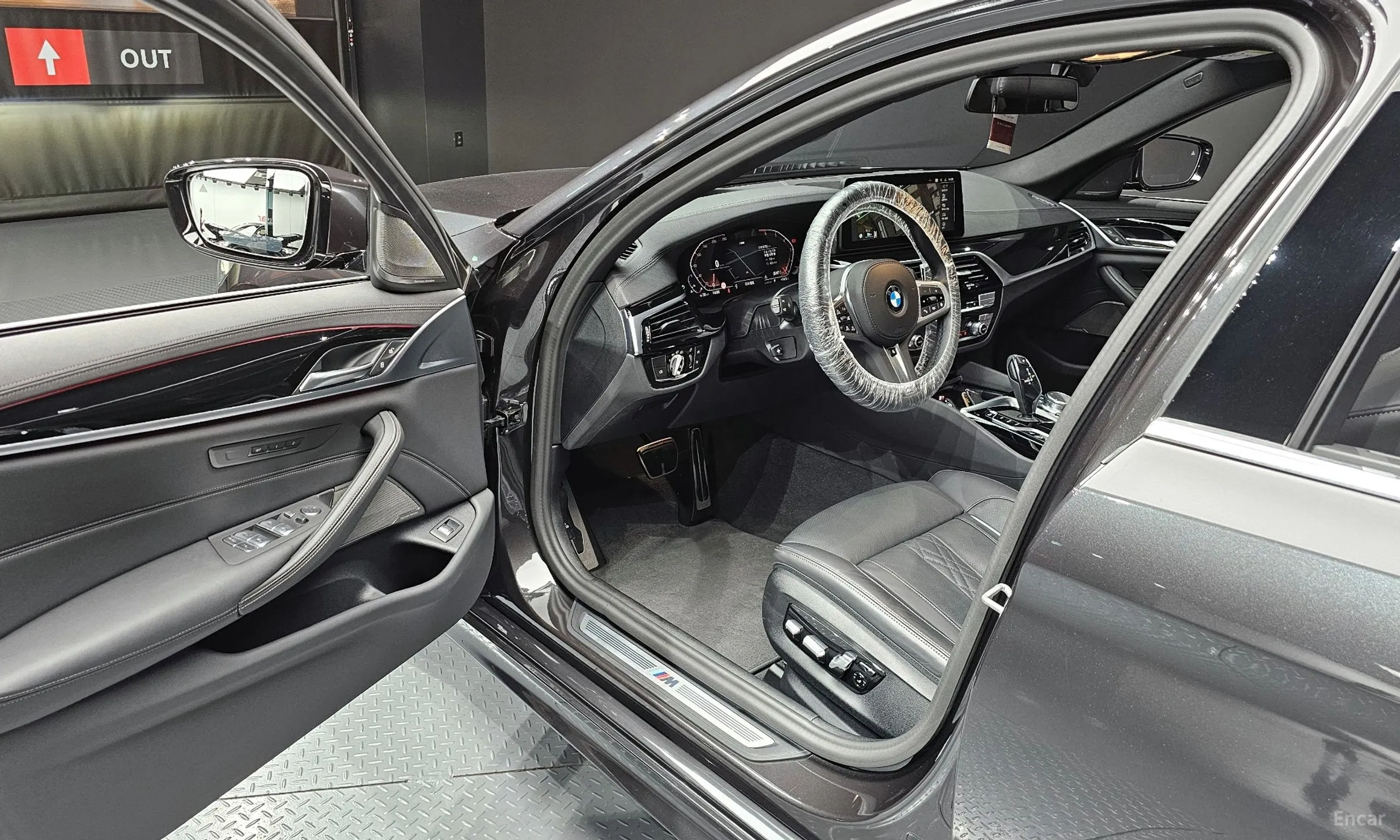 BMW 5 Series (G30) превью 11