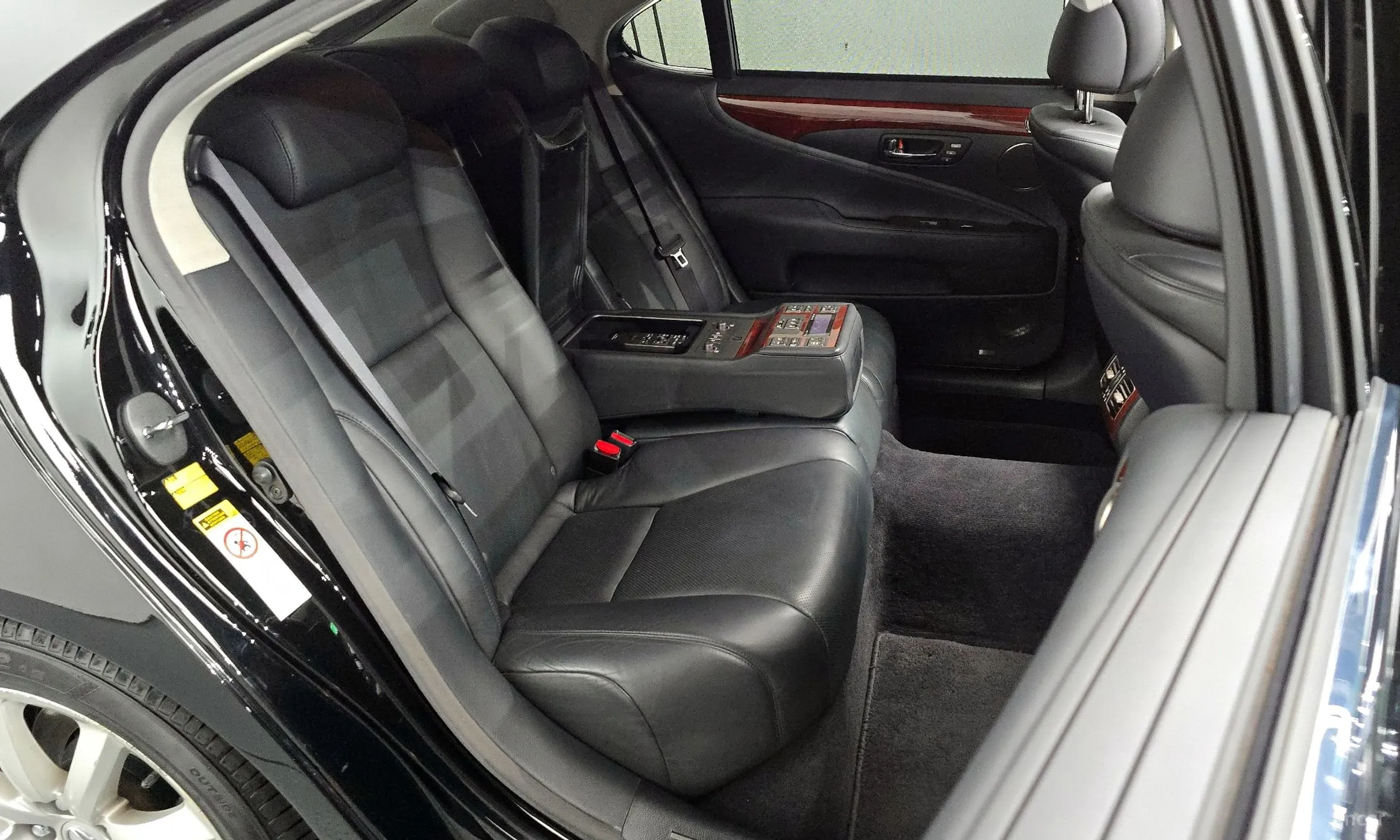 Lexus LS460L превью 12