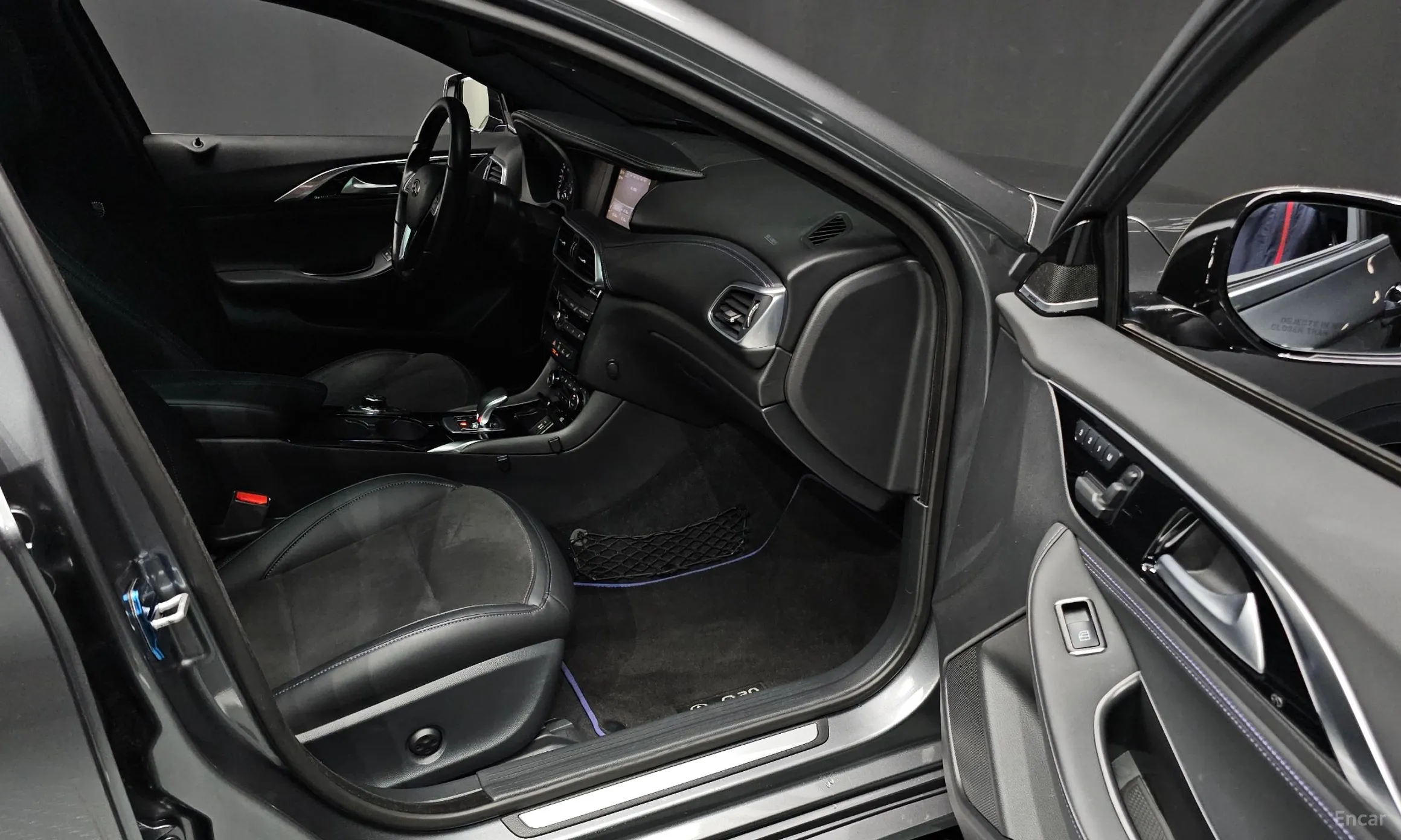 Infiniti Q30 превью 10
