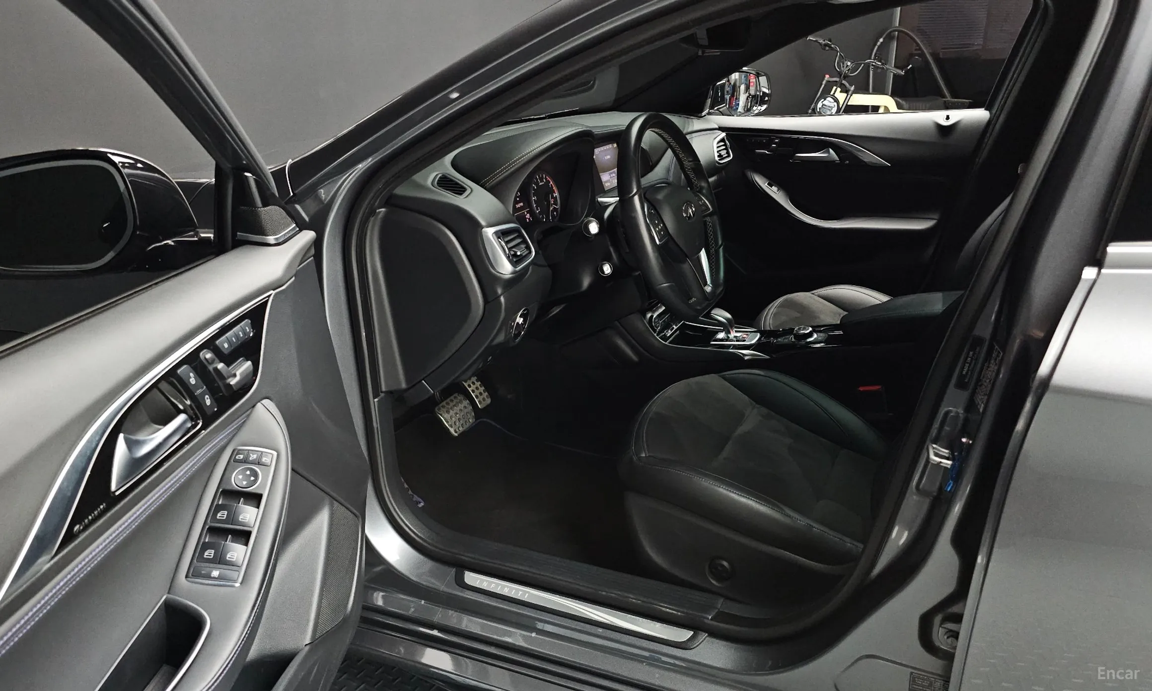 Infiniti Q30 превью 11