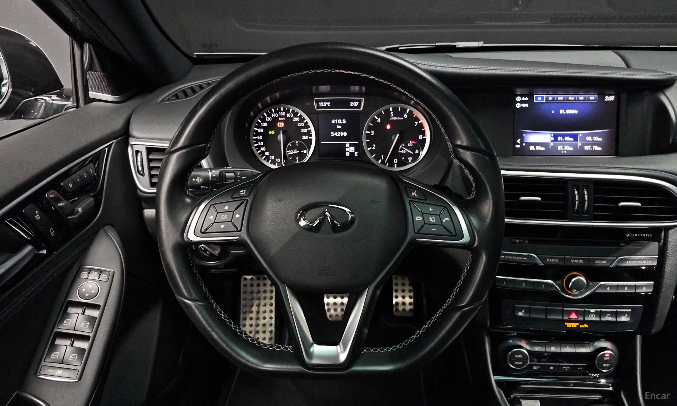 Infiniti Q30 превью 13