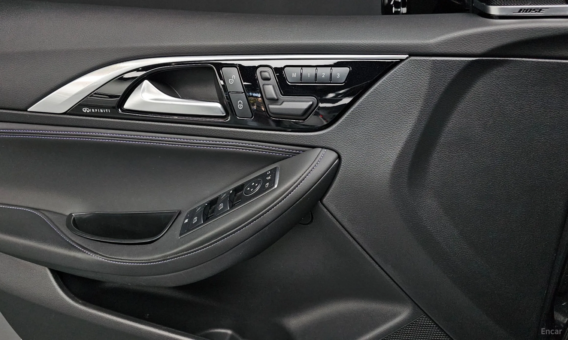 Infiniti Q30 превью 17