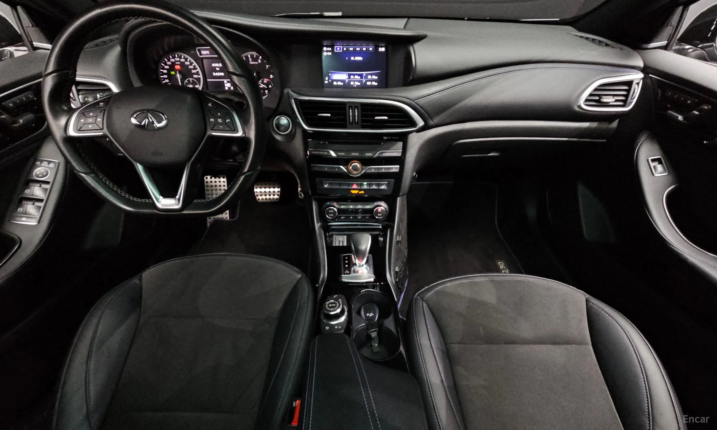Infiniti Q30 превью 7