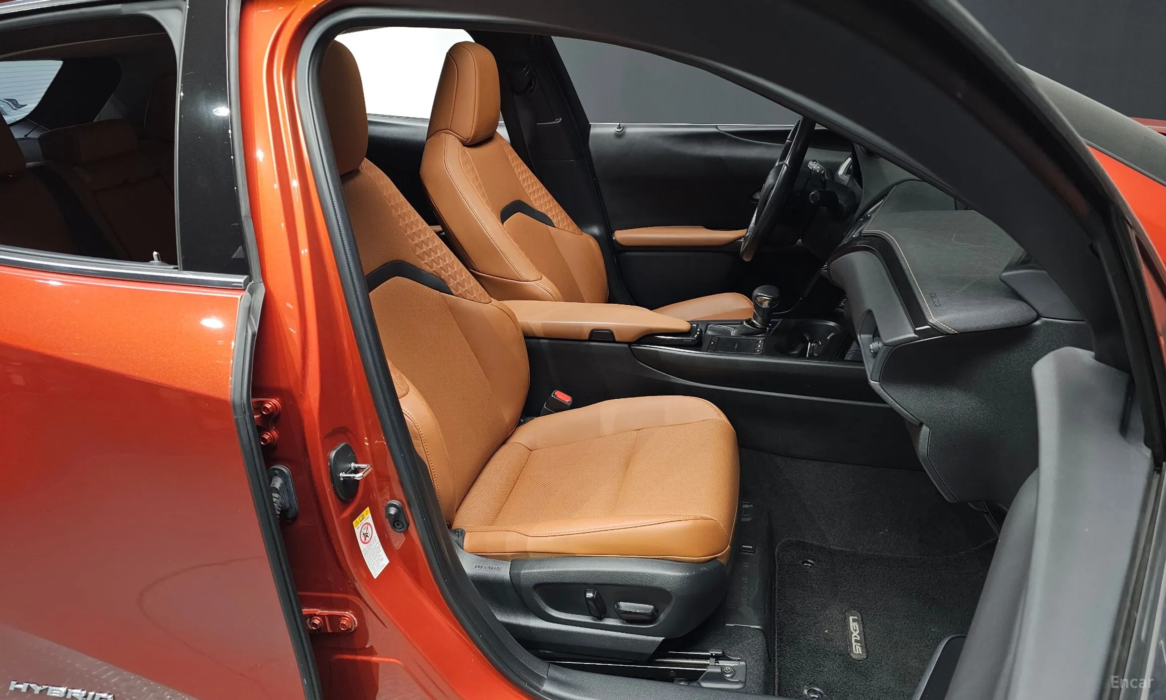 Lexus UX250h превью 10