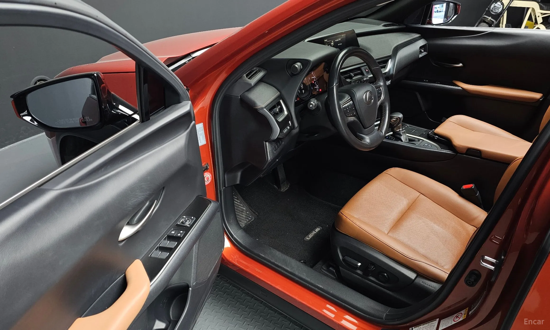 Lexus UX250h превью 11
