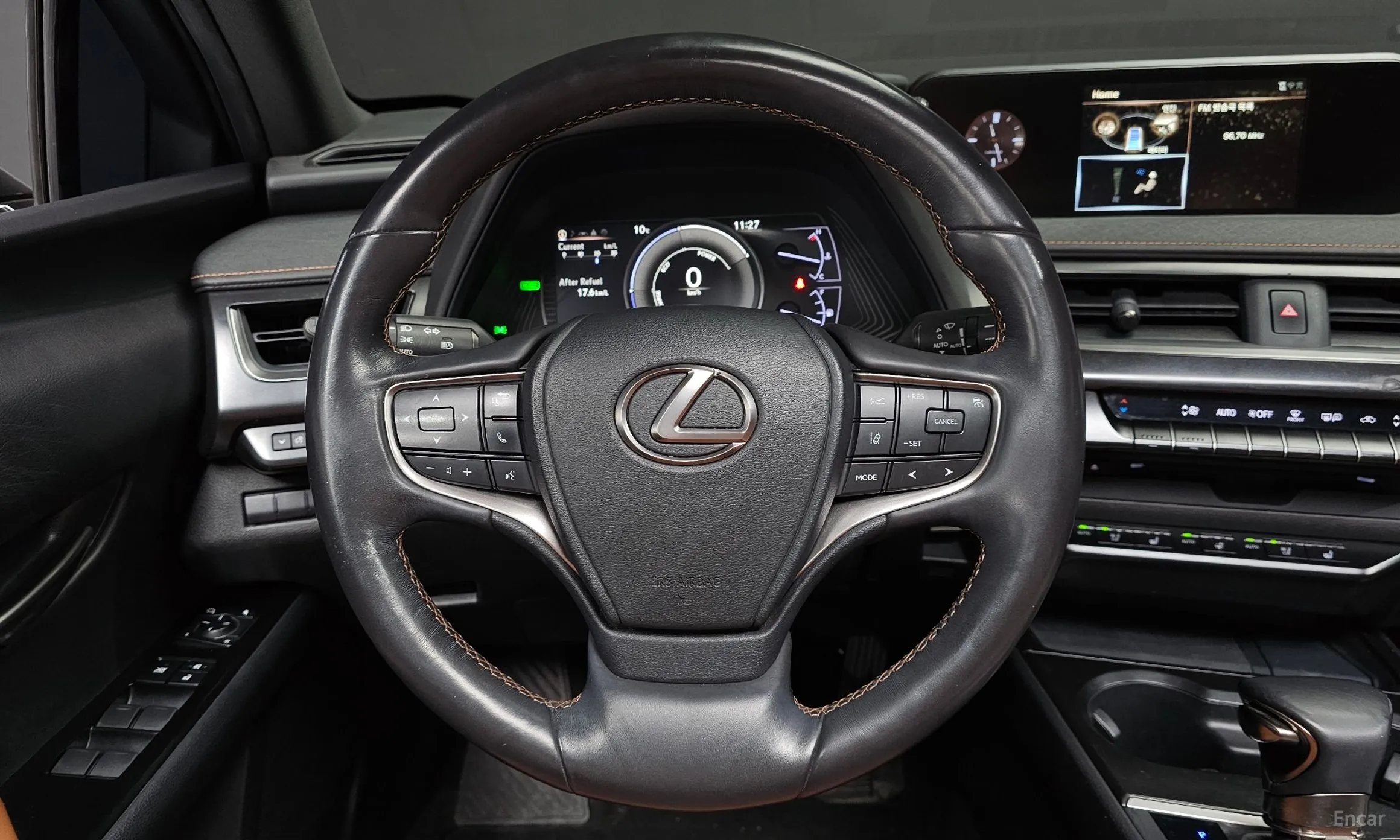 Lexus UX250h превью 13