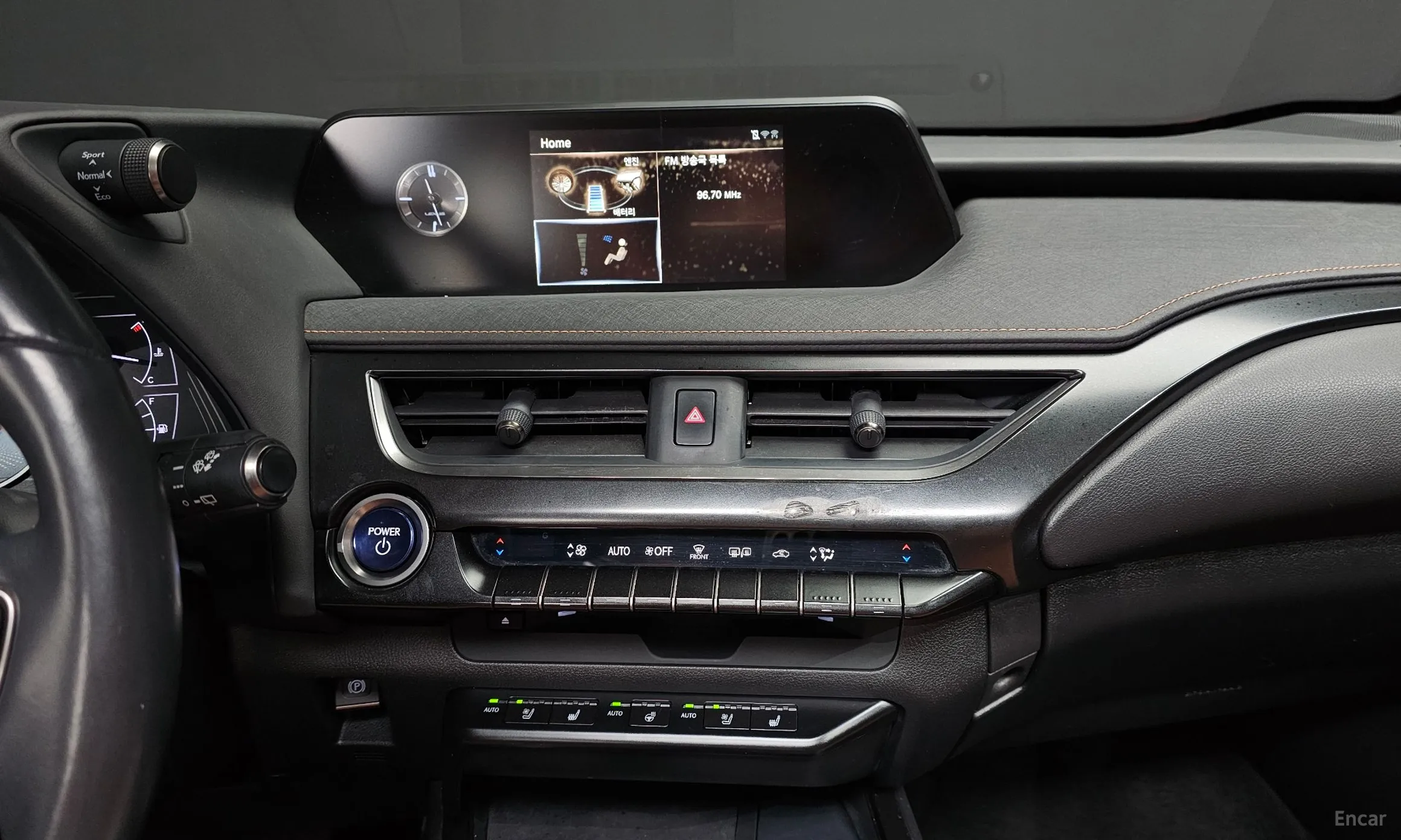 Lexus UX250h превью 14