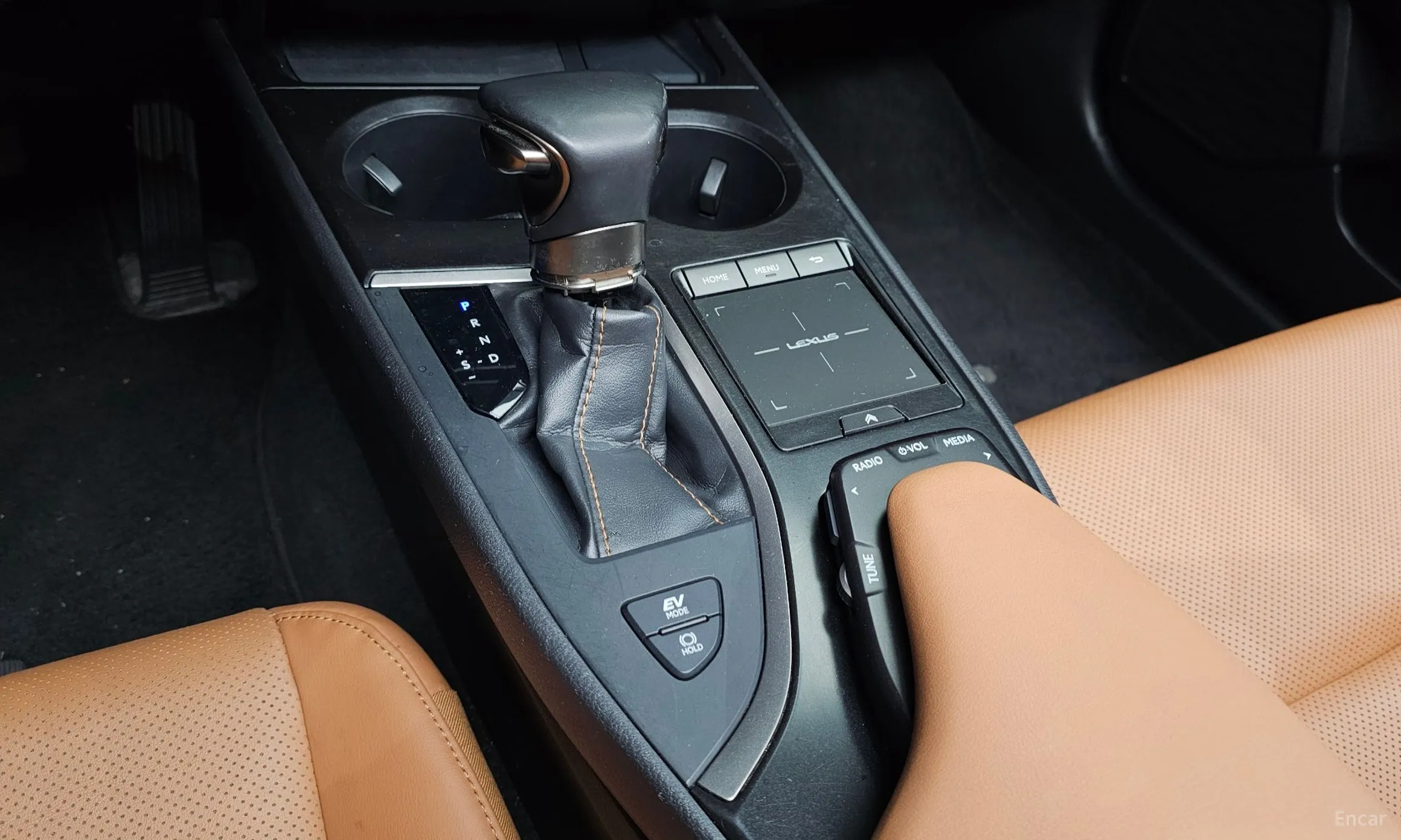 Lexus UX250h превью 9
