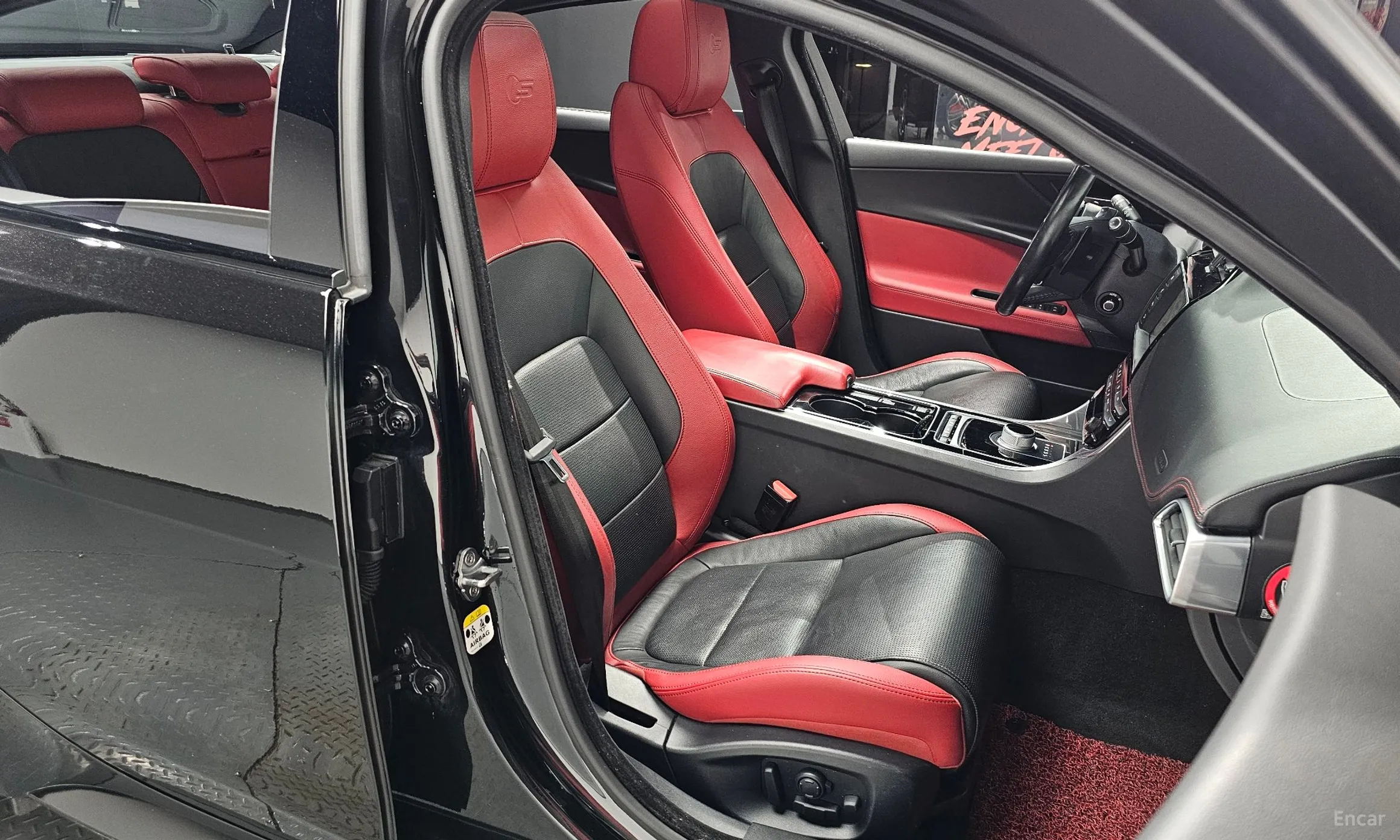 Jaguar XE превью 10