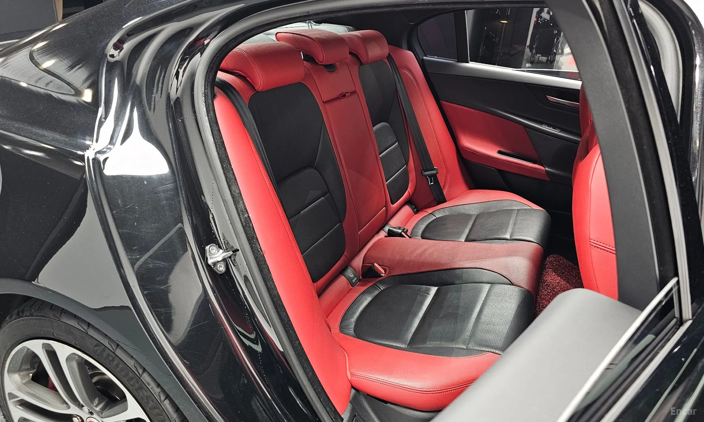 Jaguar XE превью 11