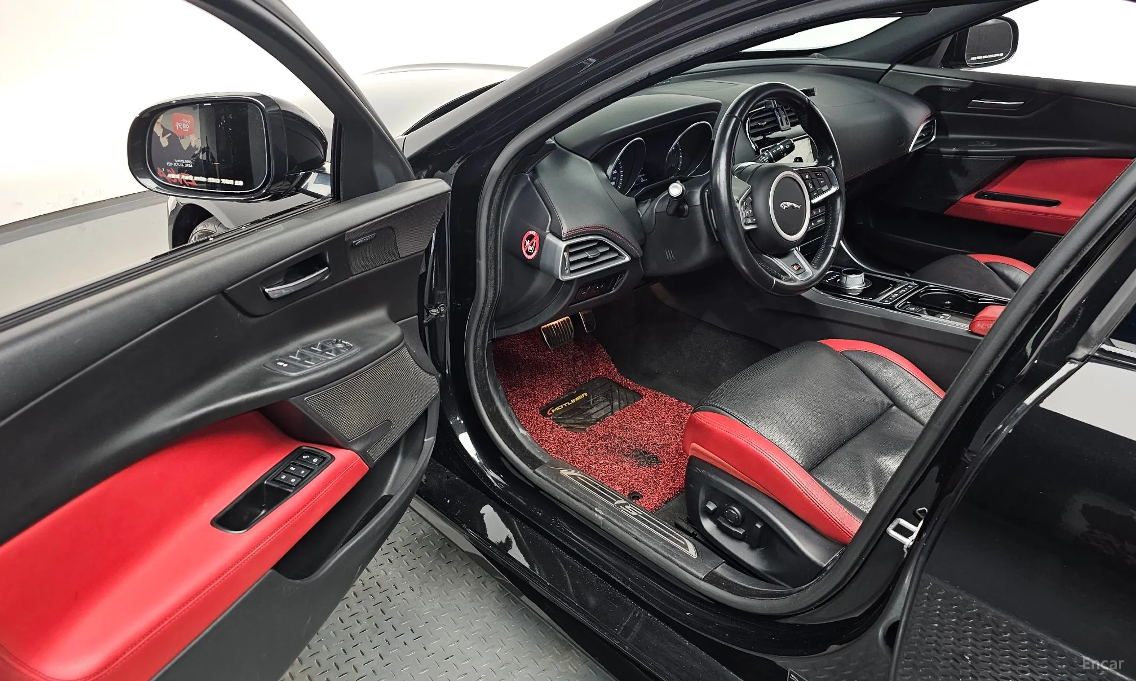 Jaguar XE превью 12