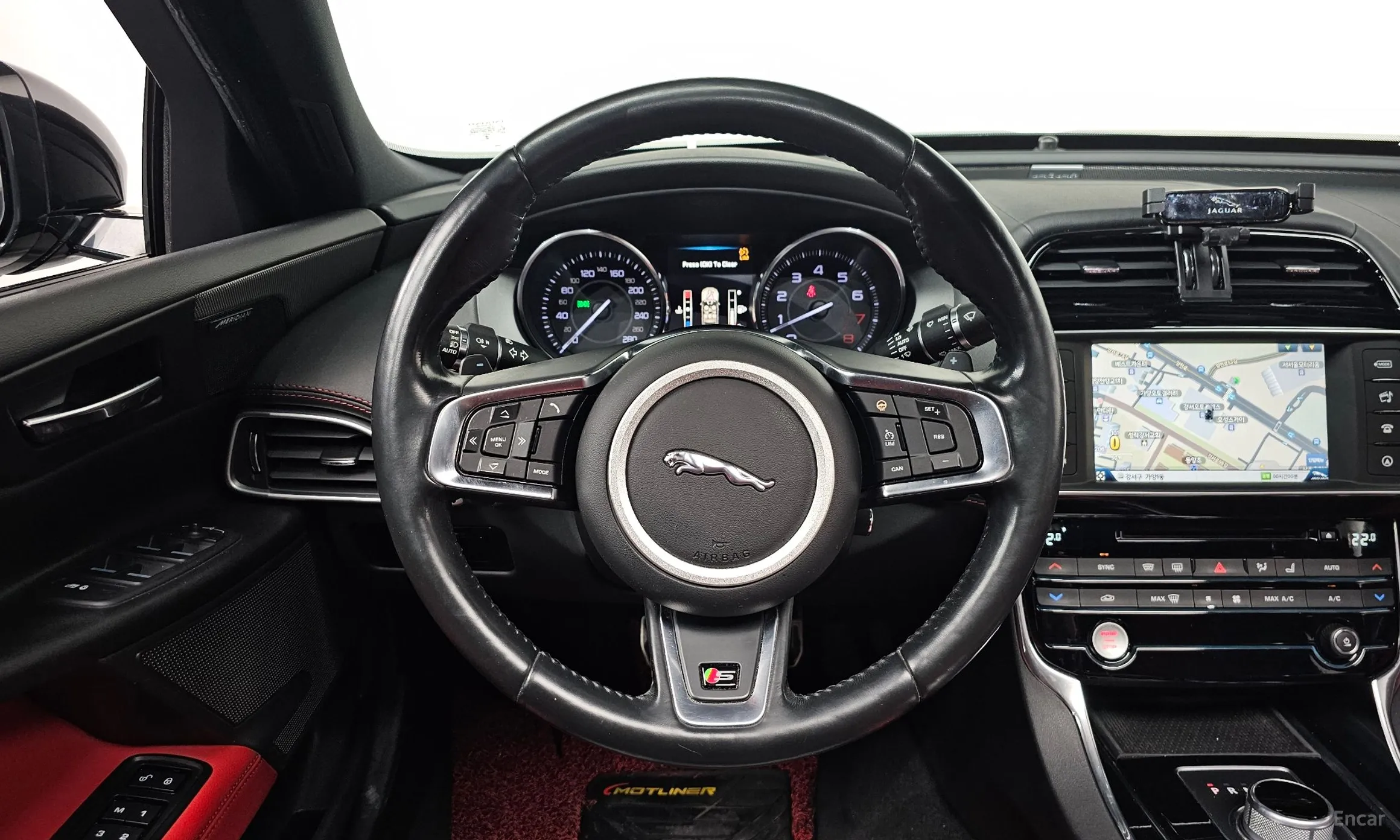 Jaguar XE превью 13