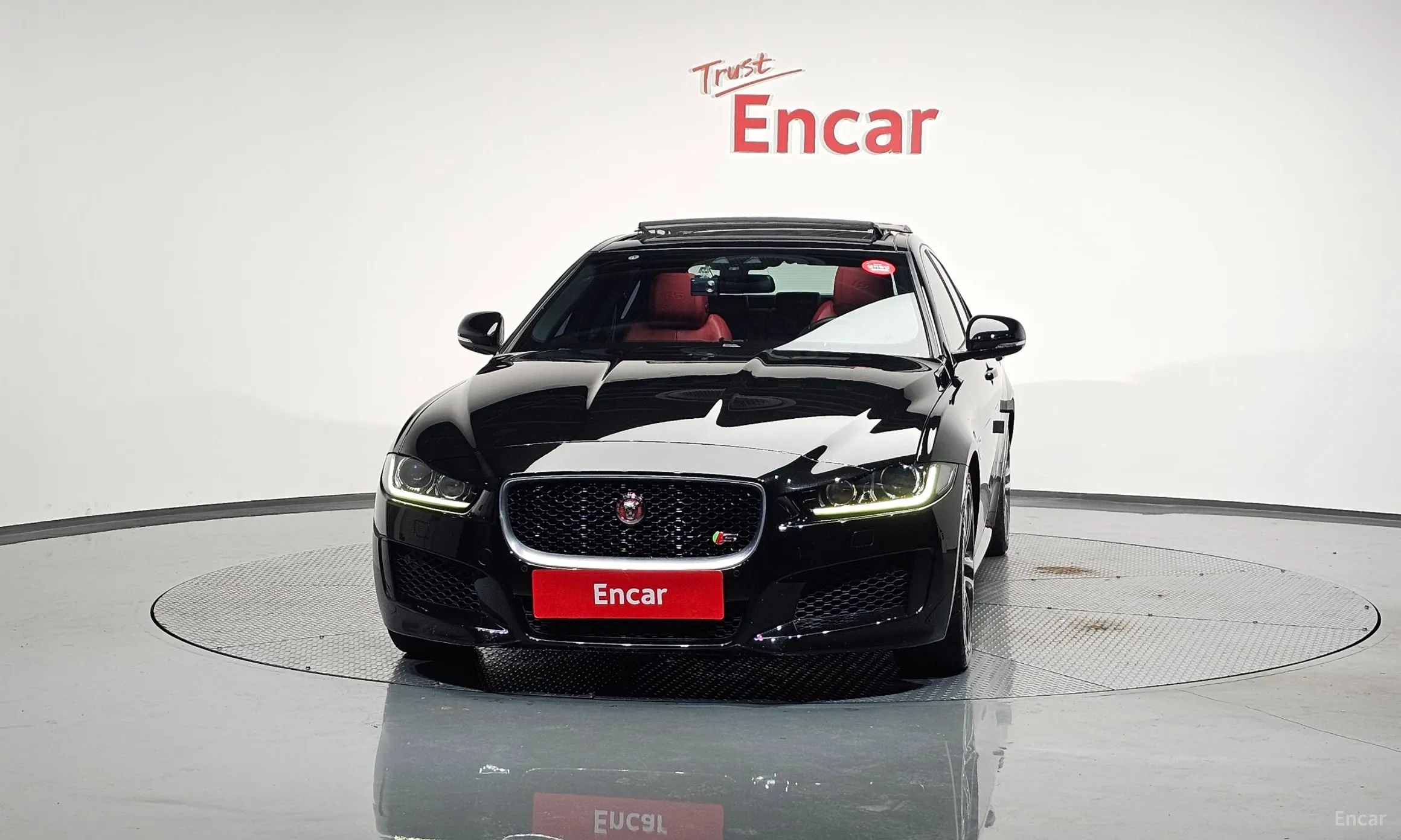 Jaguar XE превью 3