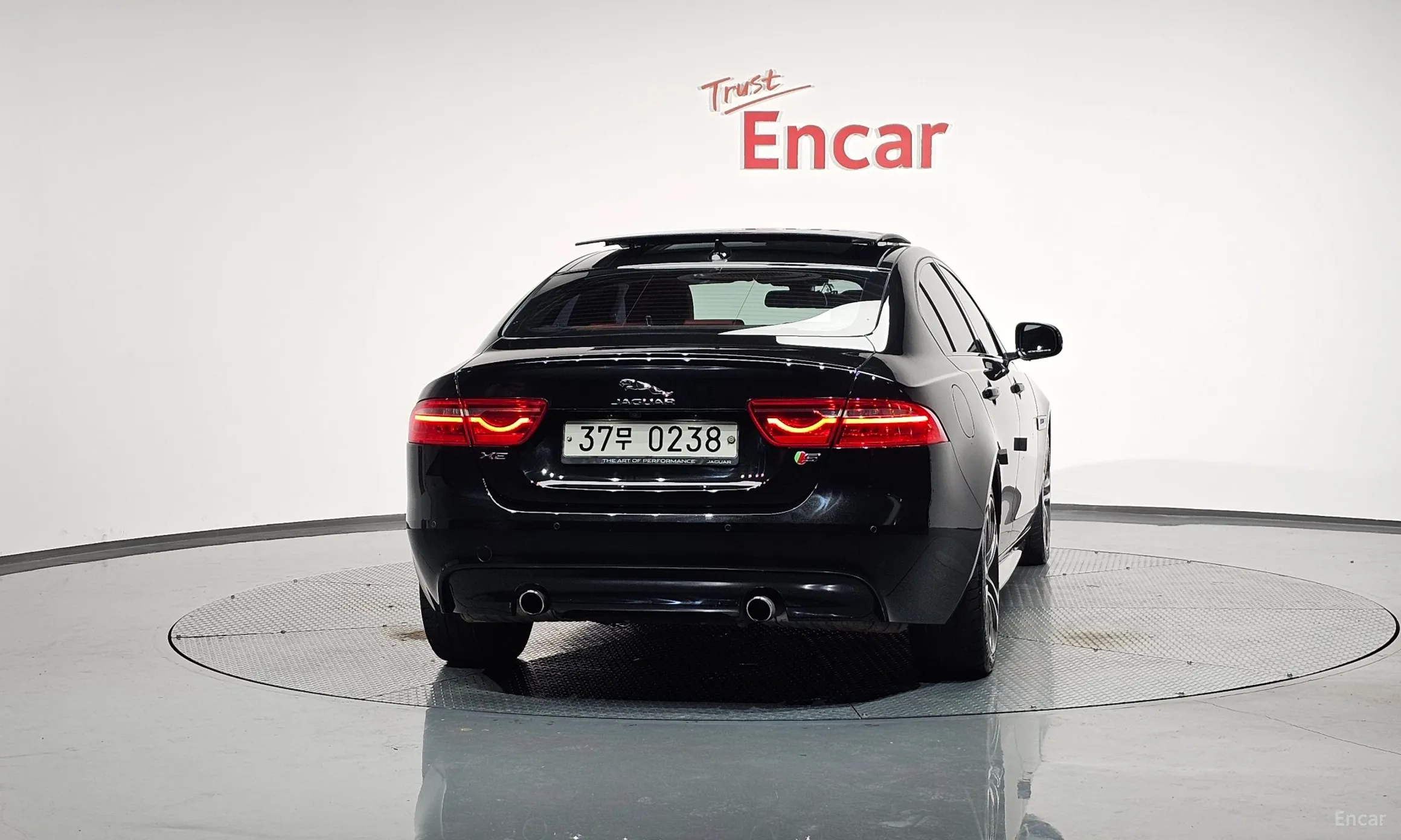 Jaguar XE превью 4