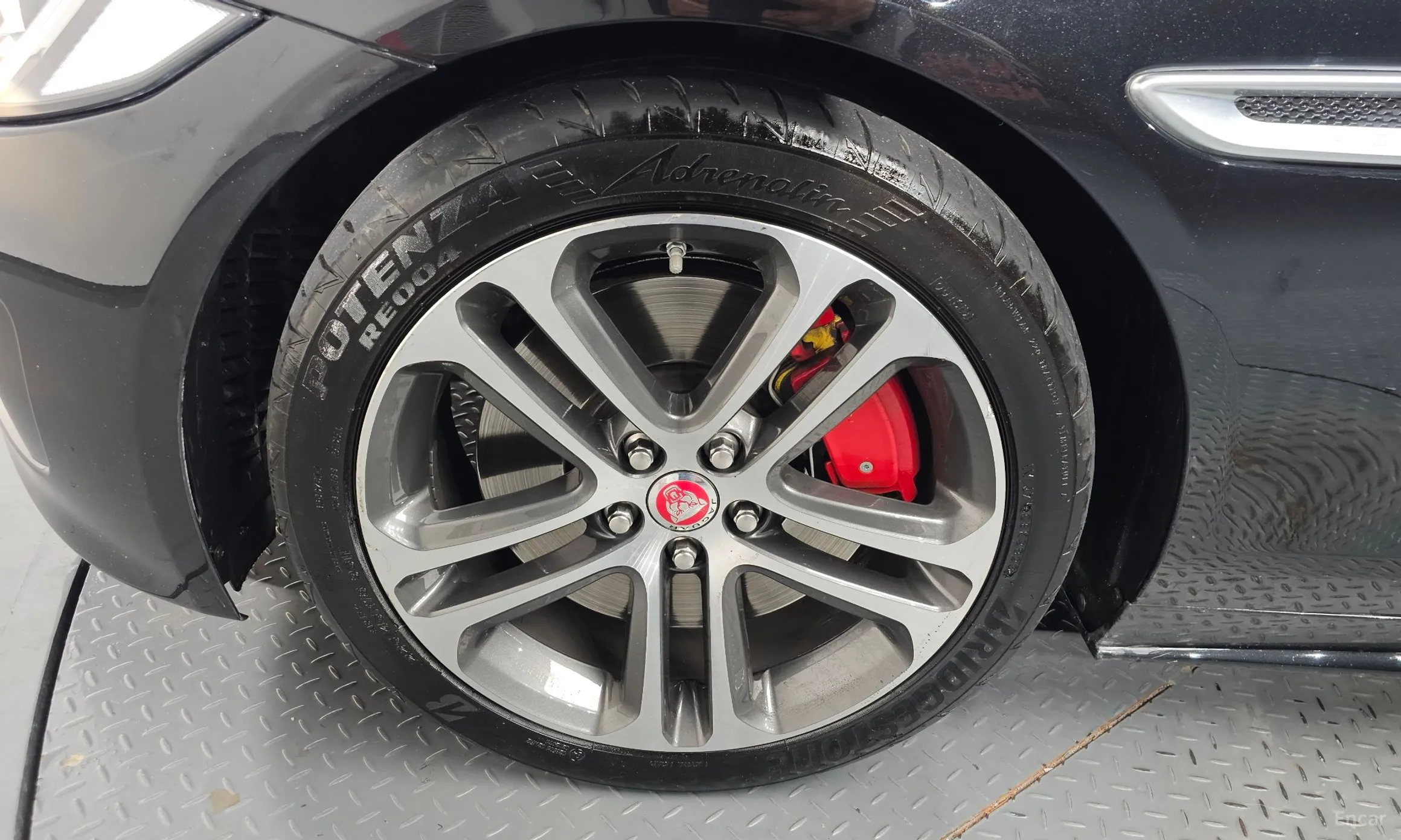 Jaguar XE превью 5