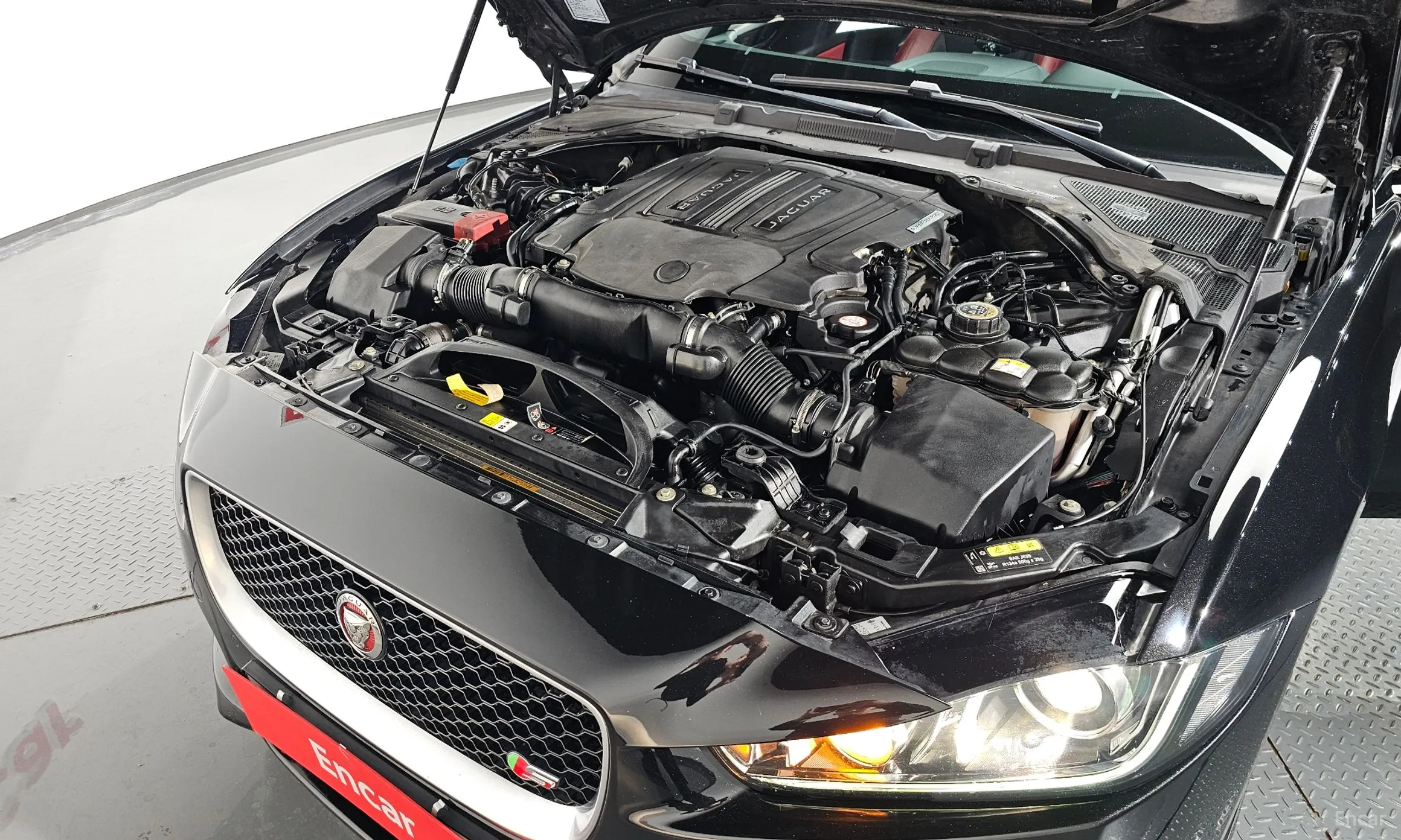 Jaguar XE превью 6