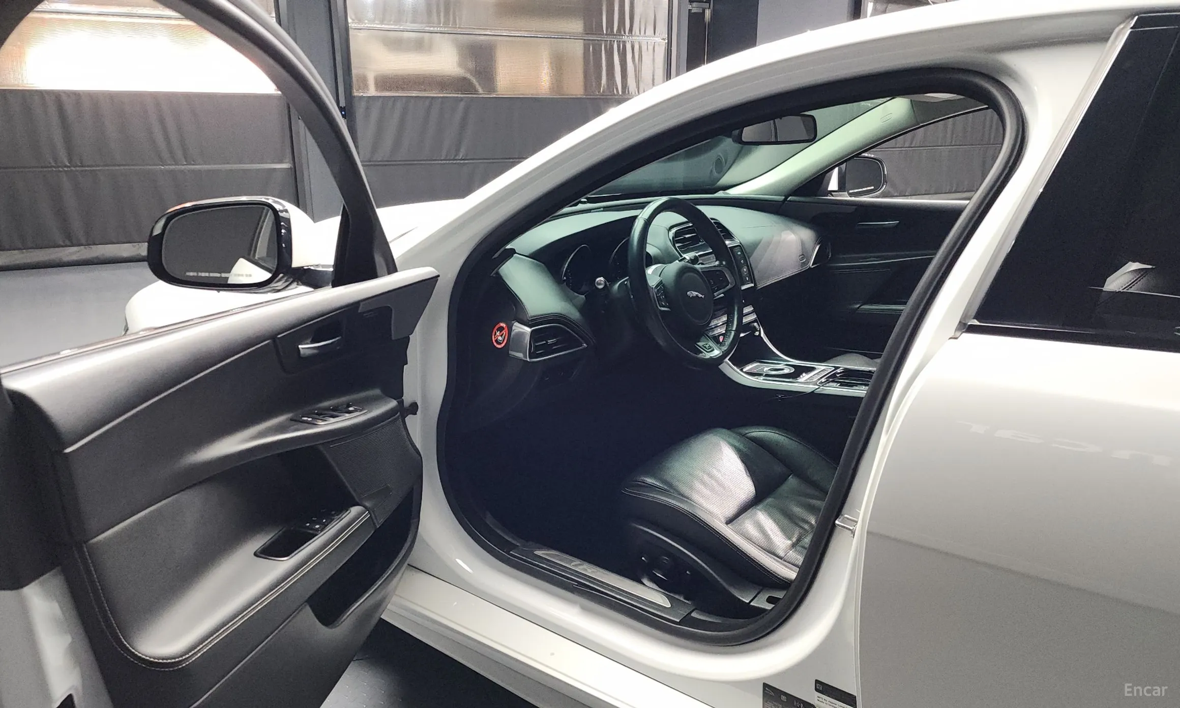 Jaguar XE превью 10