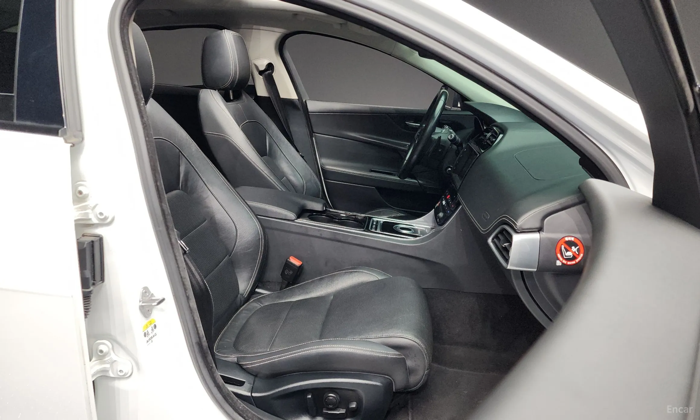 Jaguar XE превью 11