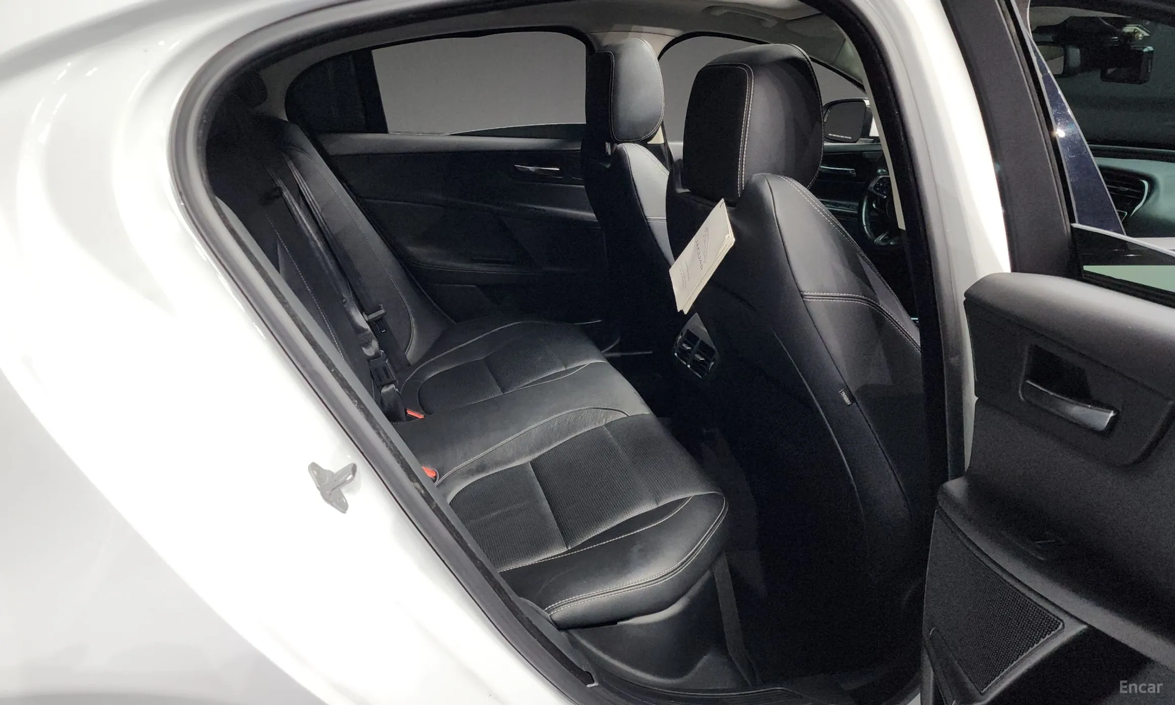 Jaguar XE превью 12
