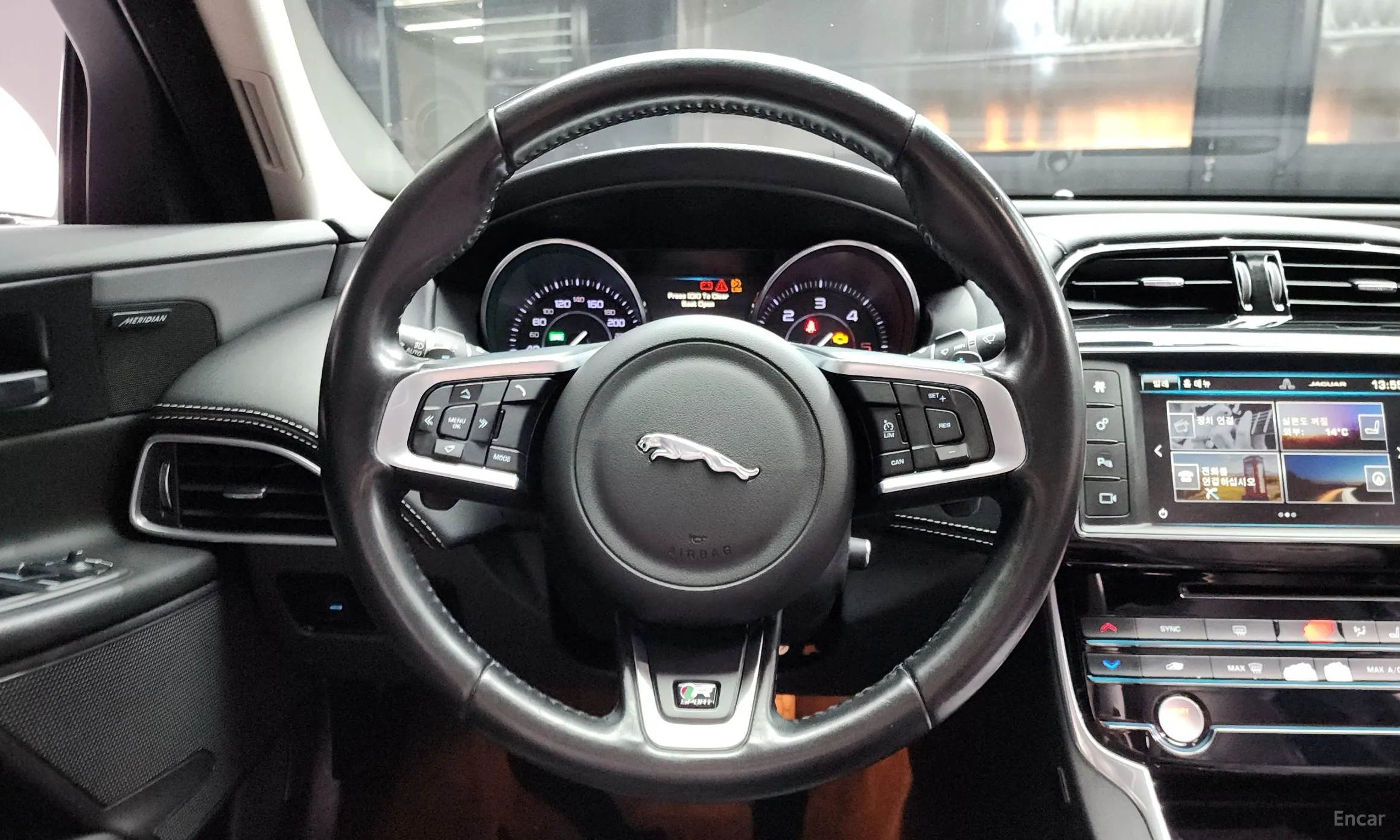 Jaguar XE превью 13