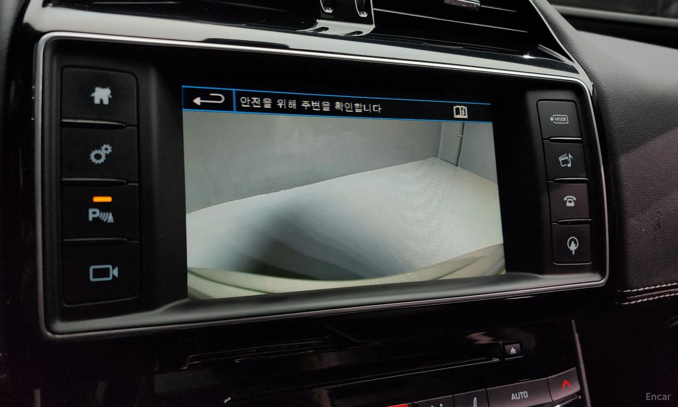Jaguar XE превью 14