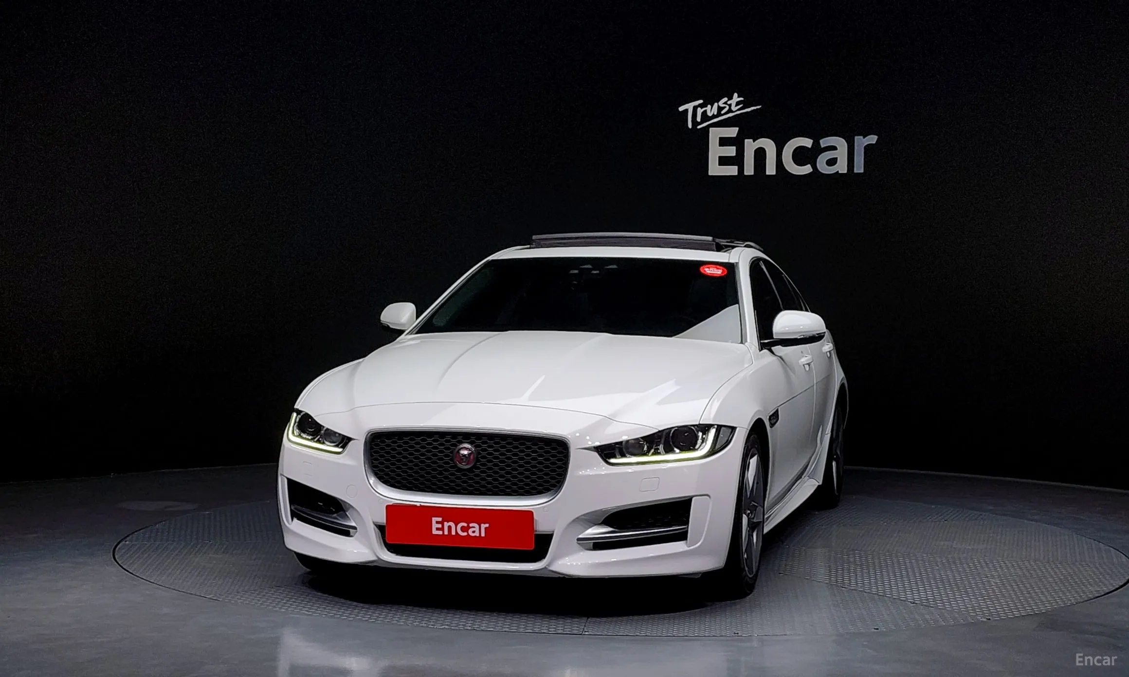 Jaguar XE превью 3