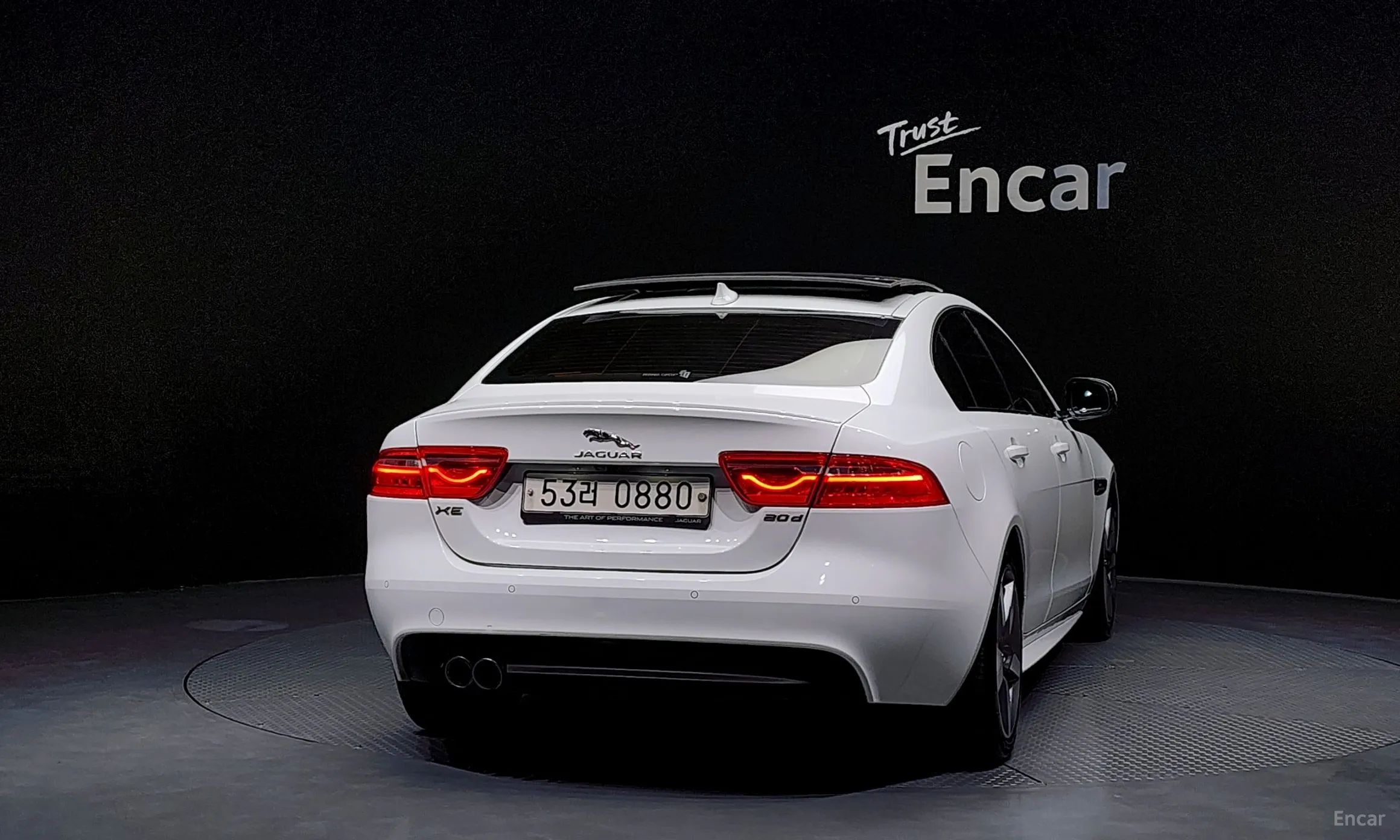 Jaguar XE превью 4