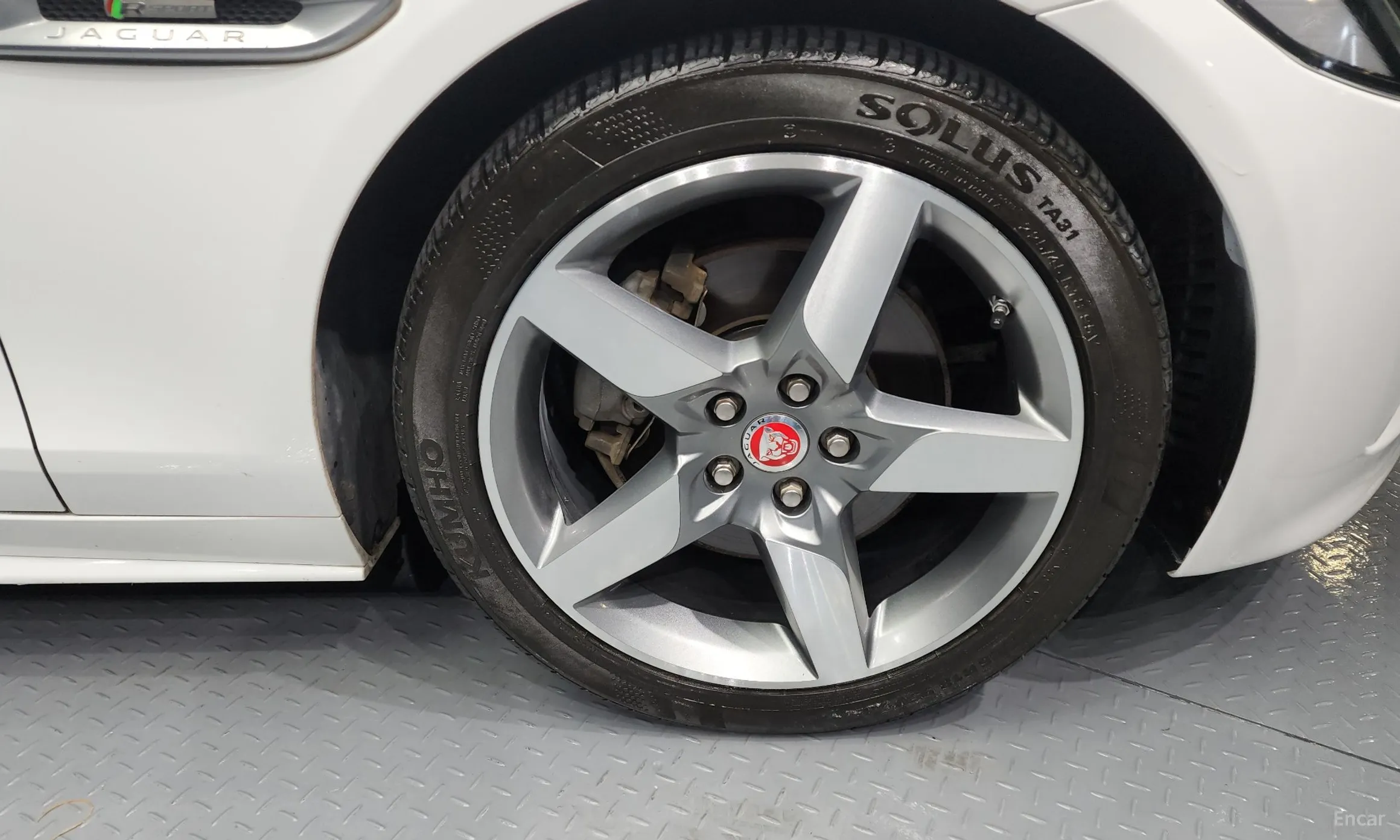 Jaguar XE превью 5