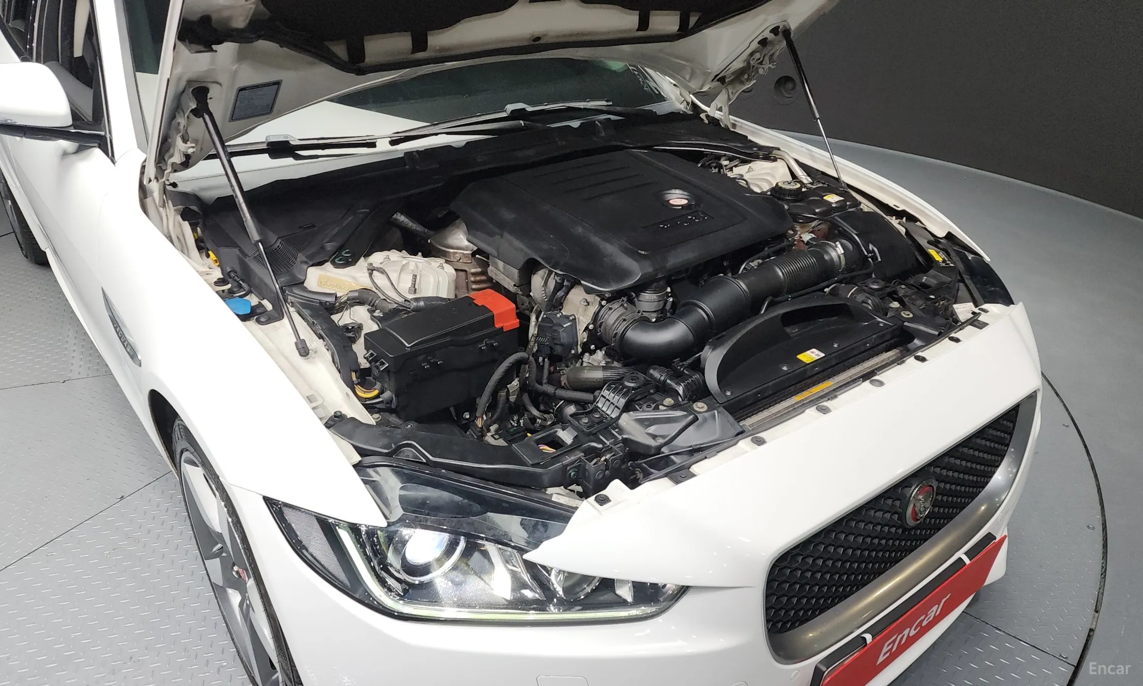 Jaguar XE превью 6