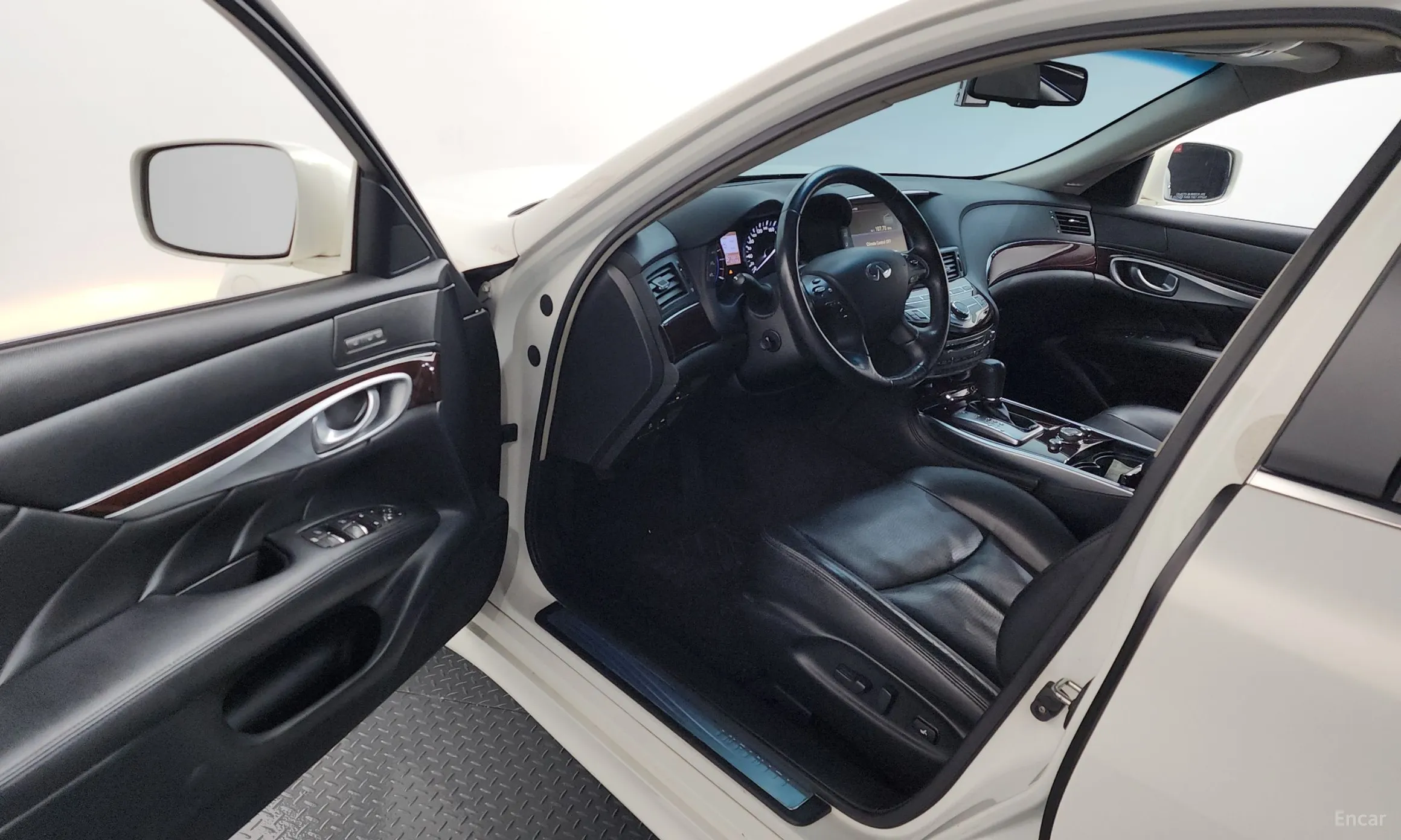 Infiniti Q70 превью 10
