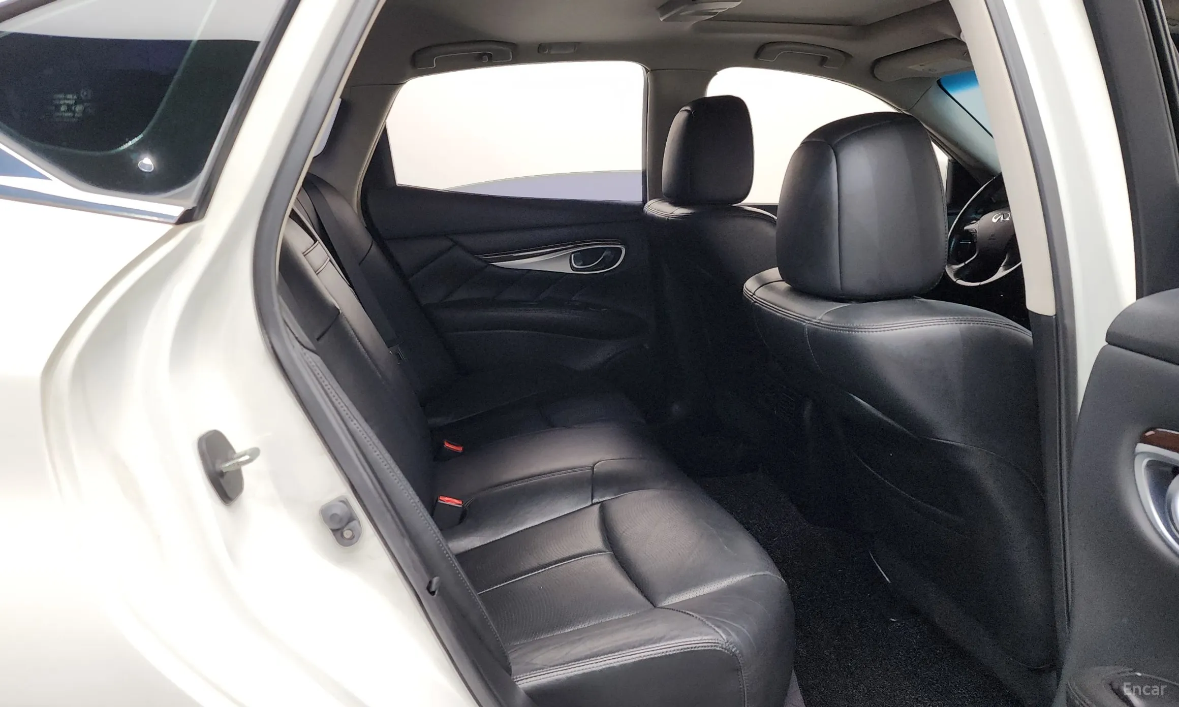 Infiniti Q70 превью 12