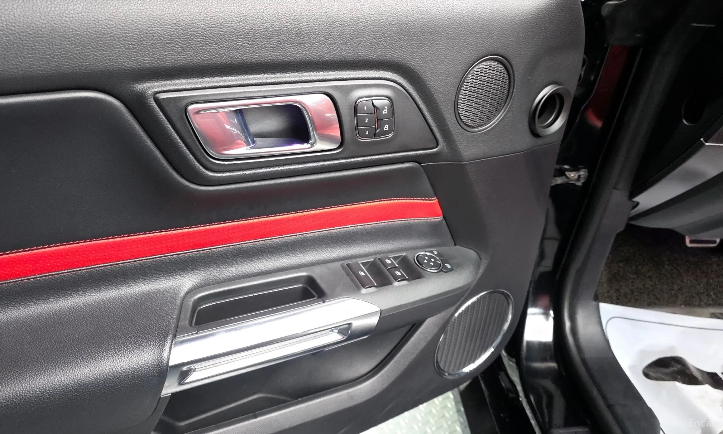 Ford Mustang превью 17
