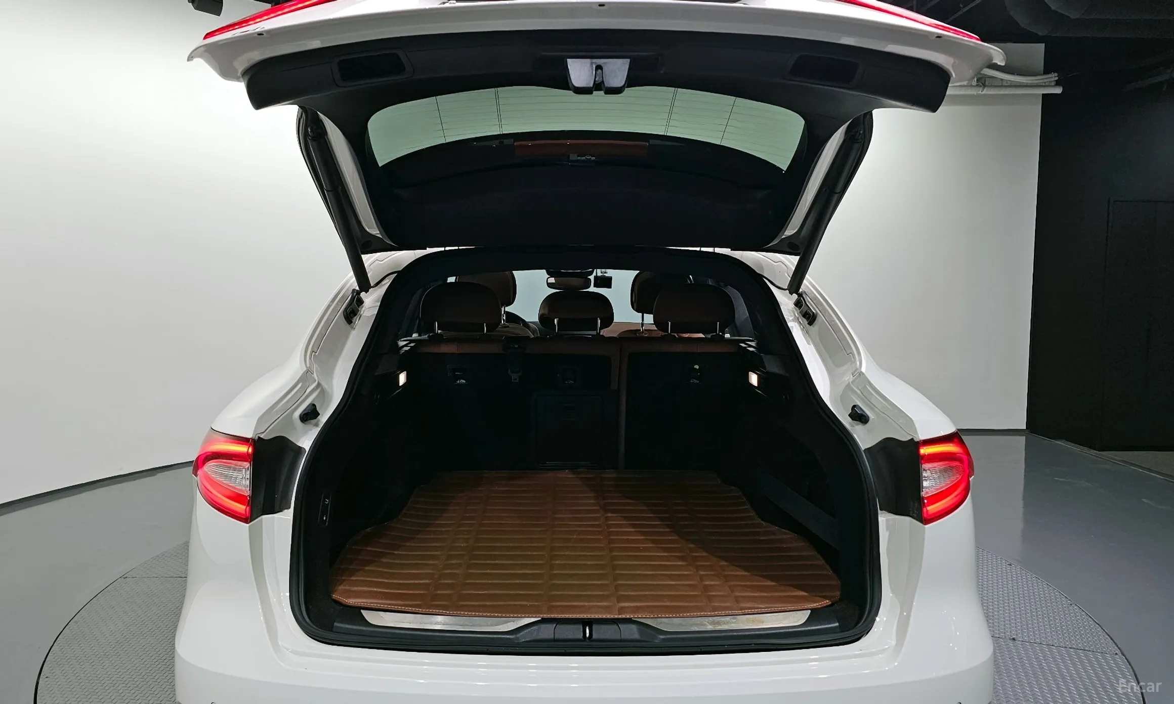 Maserati Levante превью 20