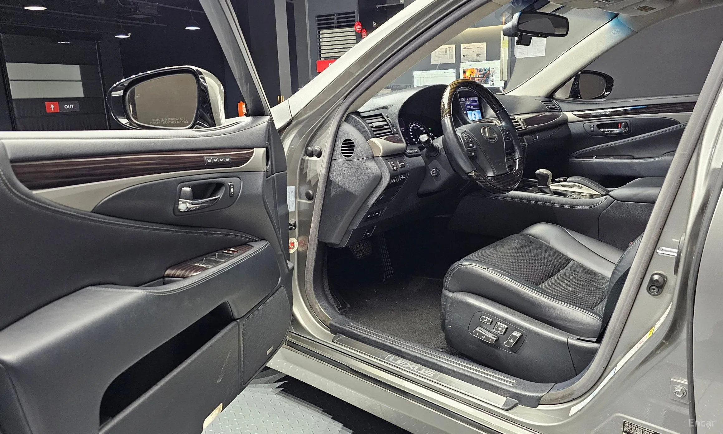 Lexus LS460 превью 11