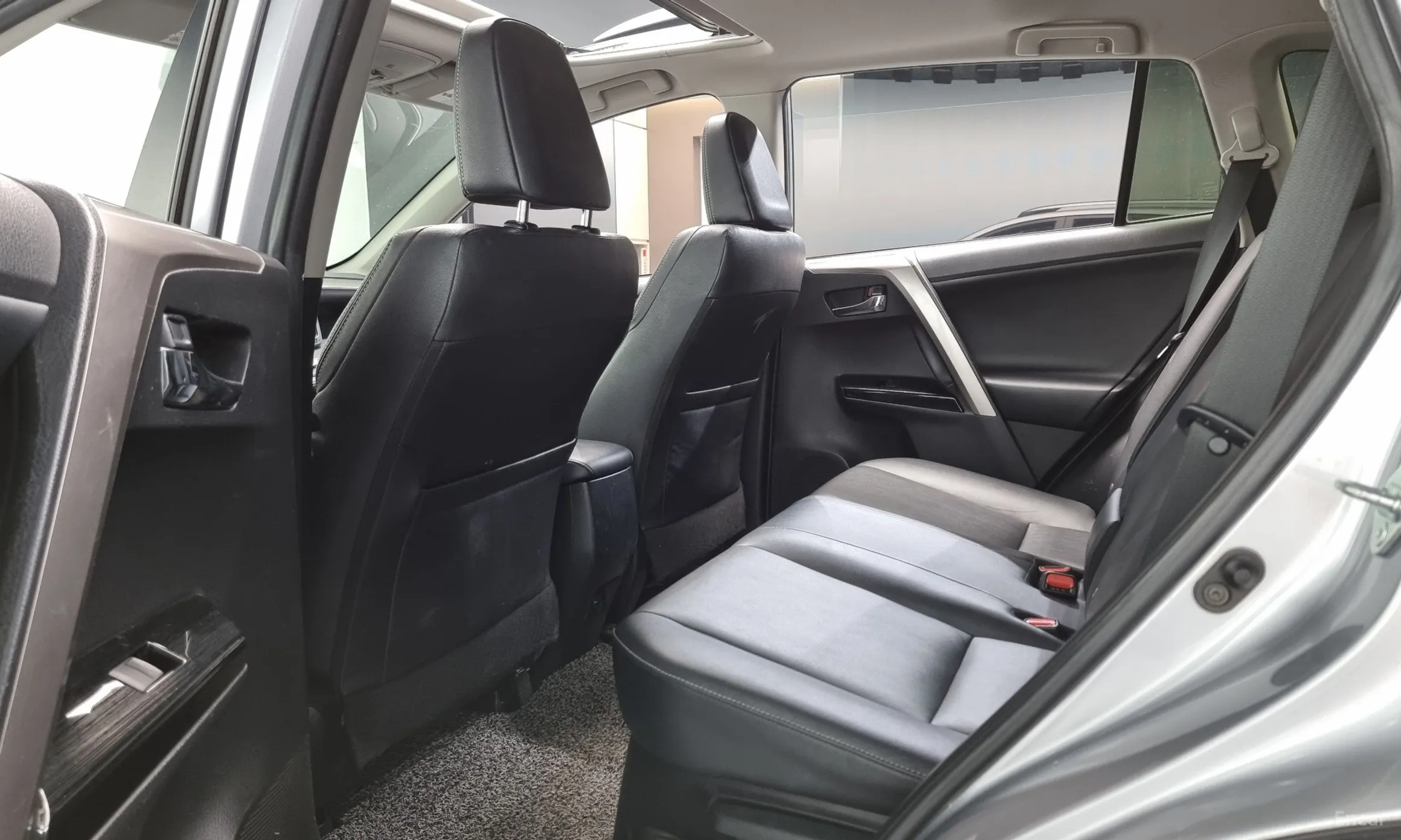 Toyota RAV4 превью 12