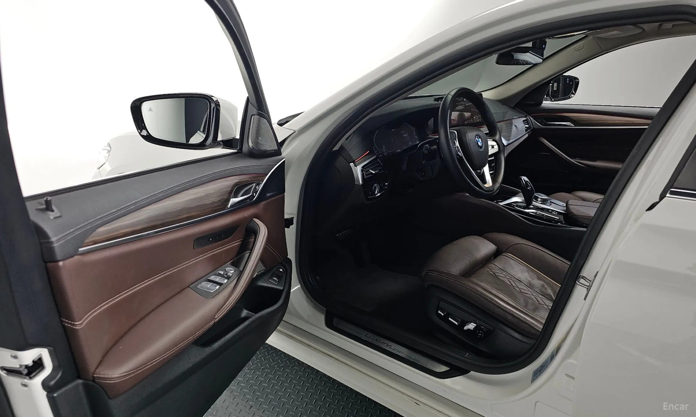 BMW 5 Series (G30) превью 10