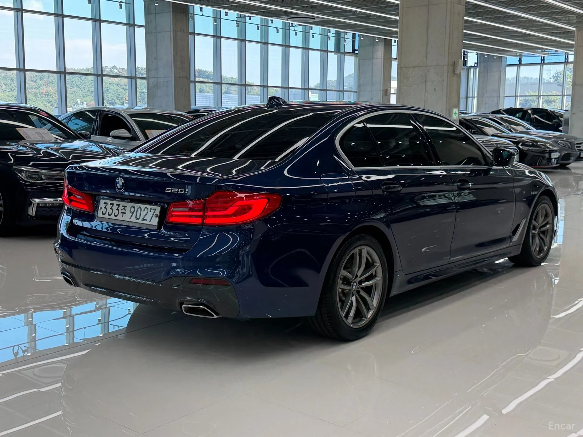 BMW 5 Series (G30) превью 4