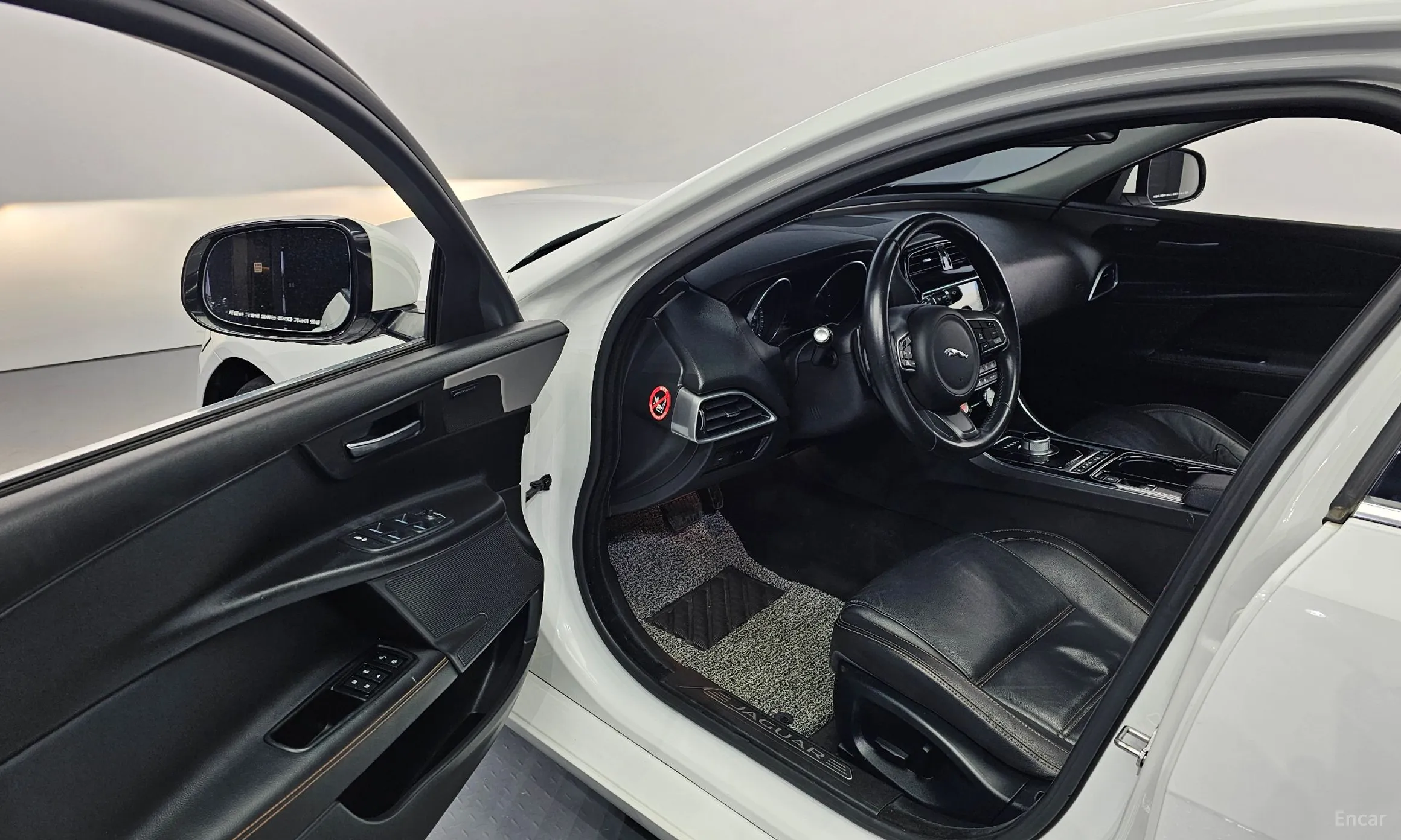 Jaguar XE превью 10
