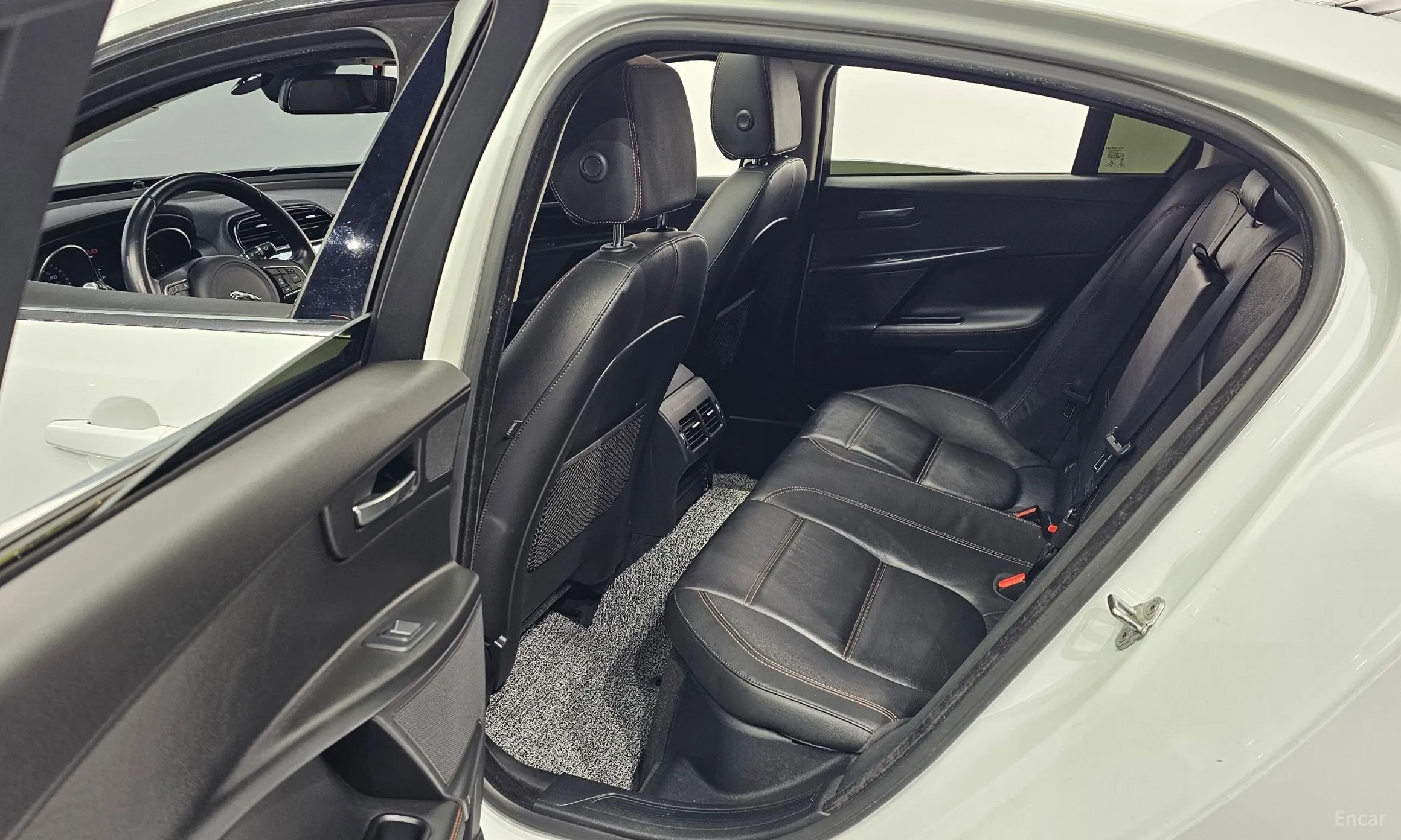 Jaguar XE превью 11