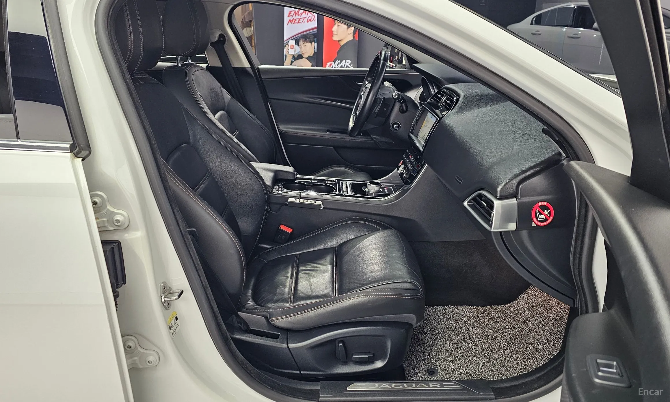 Jaguar XE превью 12