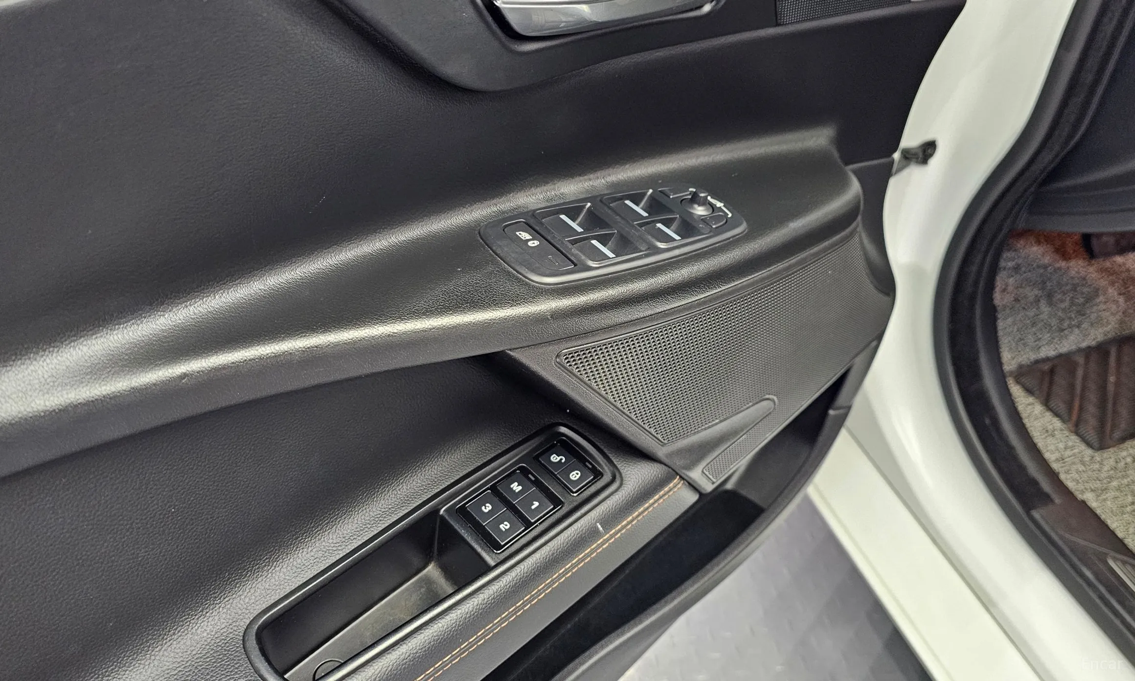 Jaguar XE превью 13