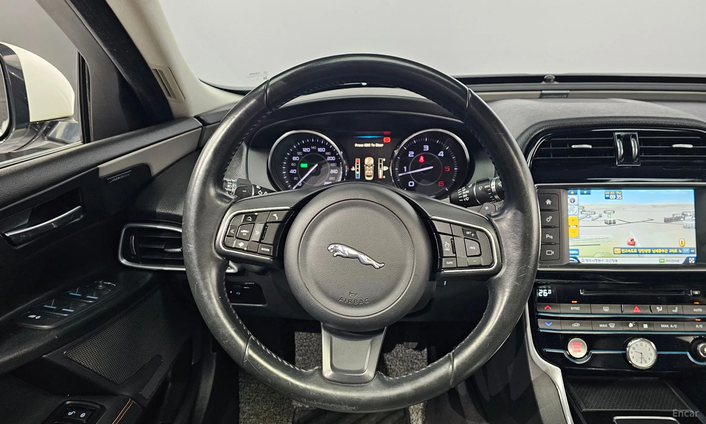 Jaguar XE превью 15