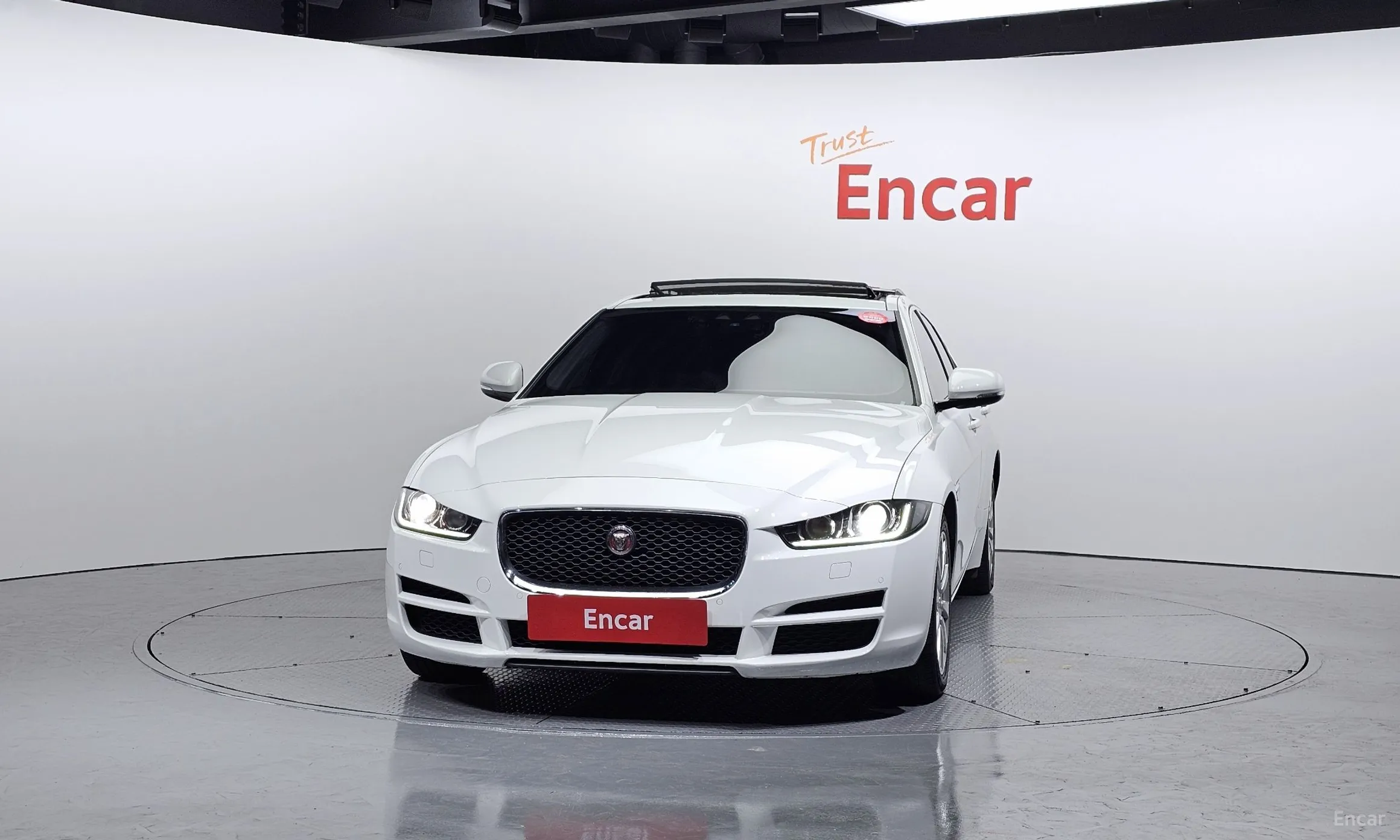 Jaguar XE превью 3