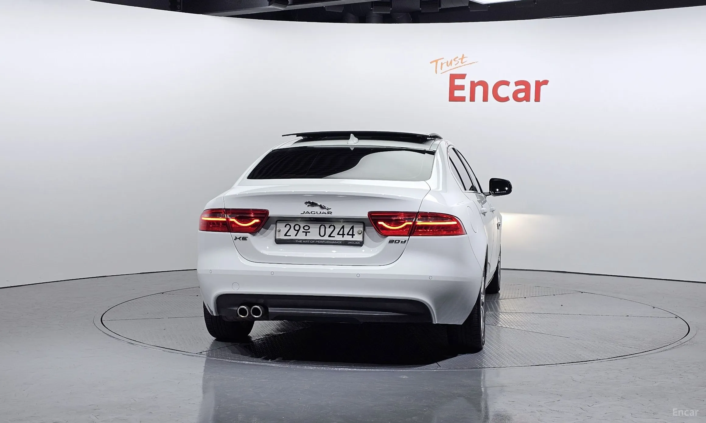 Jaguar XE превью 4